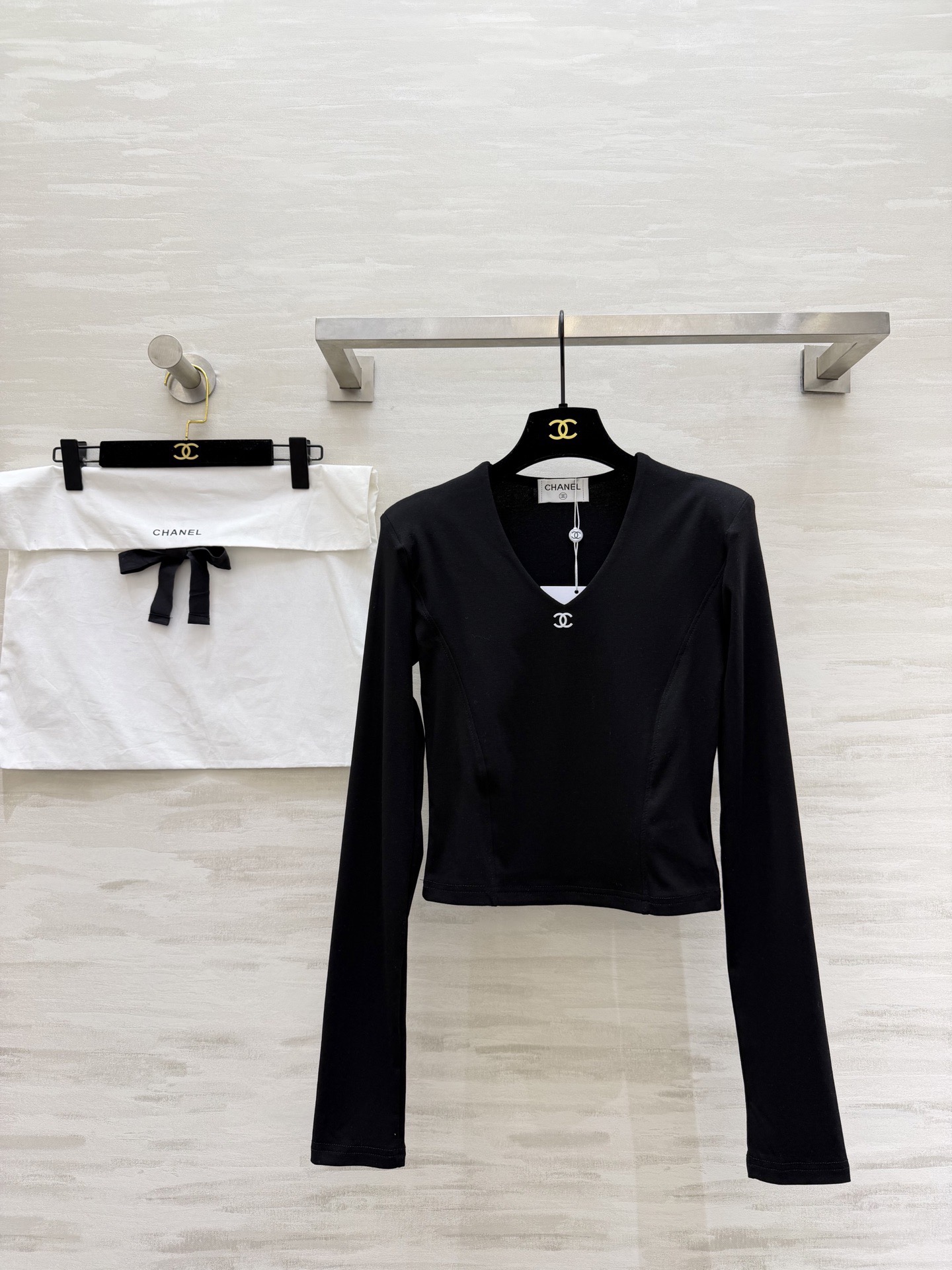 NO:721472,#The highest version on the market. The girl inspects the goods, trims the three marks on the threads, and delivers the goods. You can send pictures and take videos. If you want quality and service, please add me on WeChat. We will not accept urgent orders. Chanel's popular style, brushed v-neck long-sleeved top, high-quality customization, available in stock, size S/M/L (), Chanel-clothing, chanel, chanel,19860909#市面最高版本小妹验货、修剪线头上三标、发货可发图及拍视频,要品质要服务的加我微信,不接急单. Chane爆款 拉毛v领长袖上衣 高品质定制 现货首发sizeS/M/L（）,香奈儿-服装,chanel,chanel,,Women's clothing