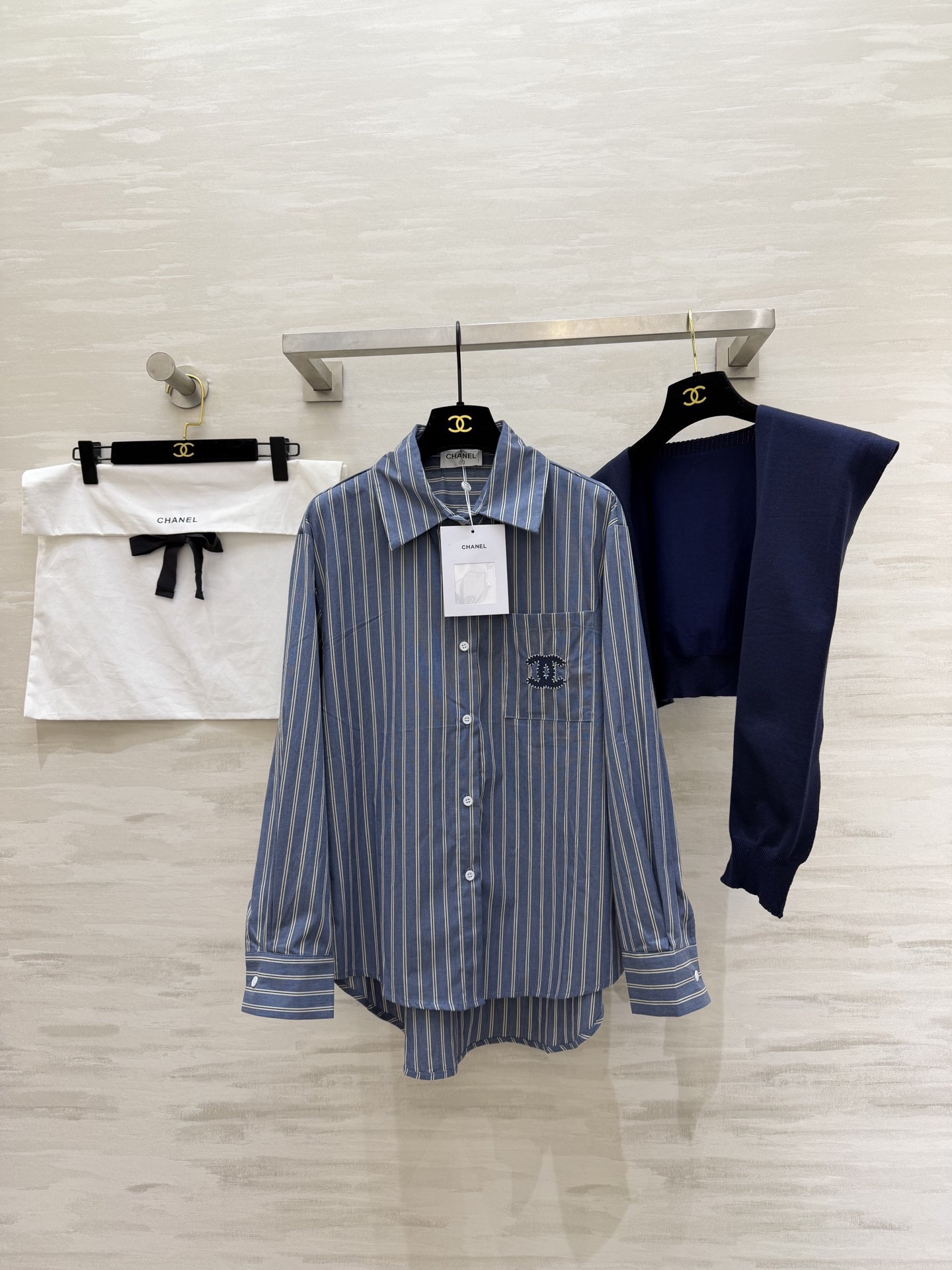 NO:721461,#The highest version on the market. The girl inspects the goods, trims the three marks on the threads, and delivers the goods. You can send pictures and take videos. If you want quality and service, add me on WeChat. We will not accept urgent orders. Chane's new oversize blue striped shirt + knitted shawl. Lazy and layered. High-quality customization. Available in stock first size S/M/L (, Chanel-clothing, chanel, chanel, versace, shirts, shawls,19860909#市面最高版本小妹验货、修剪线头上三标、发货可发图及拍视频,要品质要服务的加我微信,不接急单. Chane新款 oversize蓝条纹衬衫+针织小披肩 慵懒又有层次感 高品质定制 现货首发sizeS/M/L（,香奈儿-服装,chanel,chanel,versace,shirts,shawls,,Women's clothing