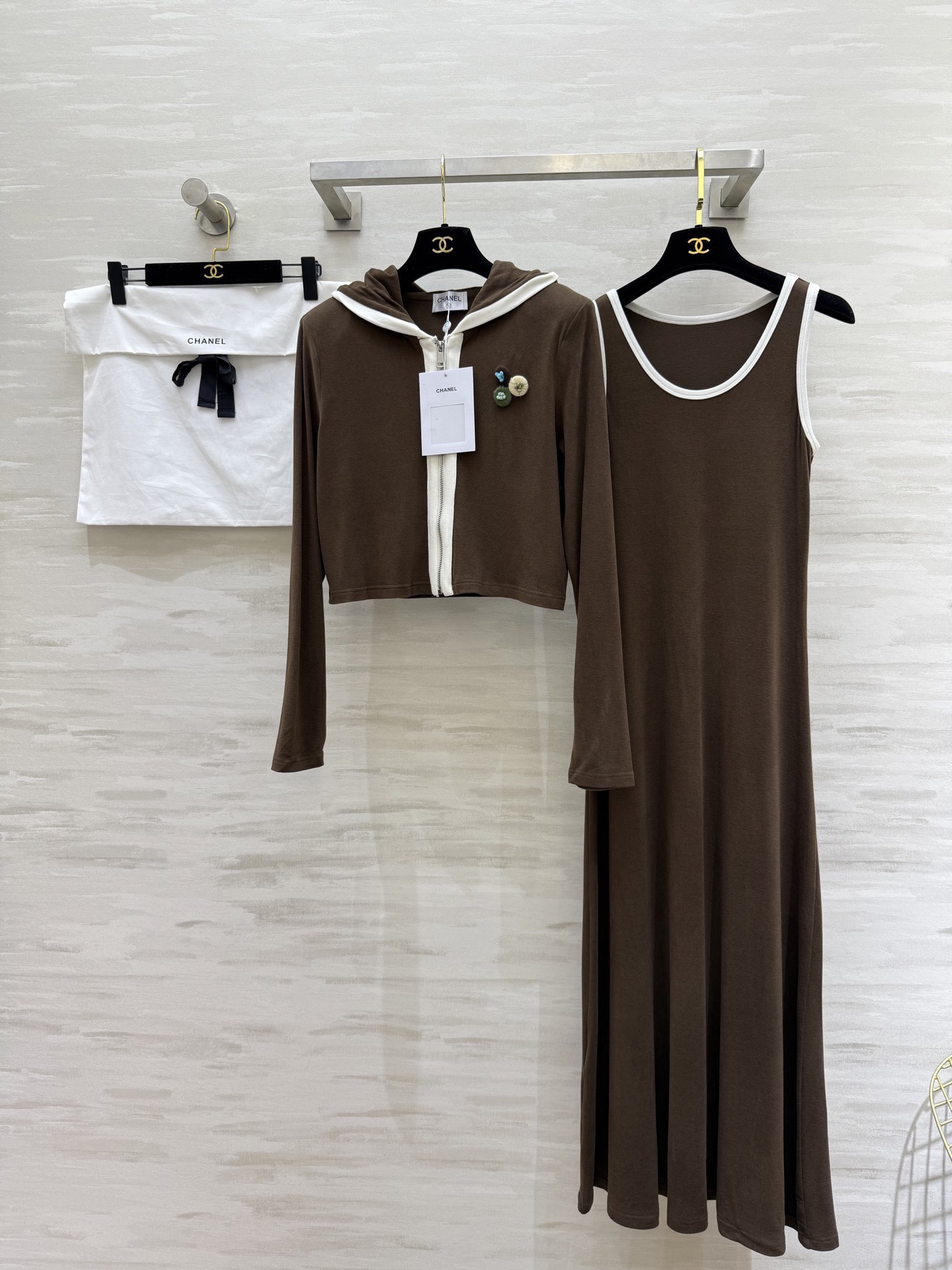 NO:722174,#The highest version on the market. The girl inspects the goods, trims the three marks on the threads, and delivers the goods. You can post pictures and take videos. If you want quality or service, please add me on WeChat. We will not accept urgent orders. Chane hooded jacket, vest, long skirt, two-piece wool suit. Vest and long skirt, slim and slim. Customized wool blended fabric, skin-friendly and comfortable. High-quality customization.  Available in stock first size S/M/L/XL (M size coat shoulder width 41, bust 104, length 45, strap bust 80, skirt length 130), Chanel-clothing, chanel, chanel, skirts, jackets & coats, hats,19860909#市面最高版本小妹验货、修剪线头上三标、发货可发图及拍视频,要品质要服务的加我微信,不接急单. Chane连帽外套背心长裙两件套羊毛套装 背心长裙修身显瘦 定制羊毛混纺面料亲肤舒适 高品质定制 现货首发sizeS/M/L/XL（M码外套肩宽41,胸围104,衣长45,吊带胸围80,裙长130）,香奈儿-服装,chanel,chanel,skirts,jackets & coats,hats,,Women's clothing