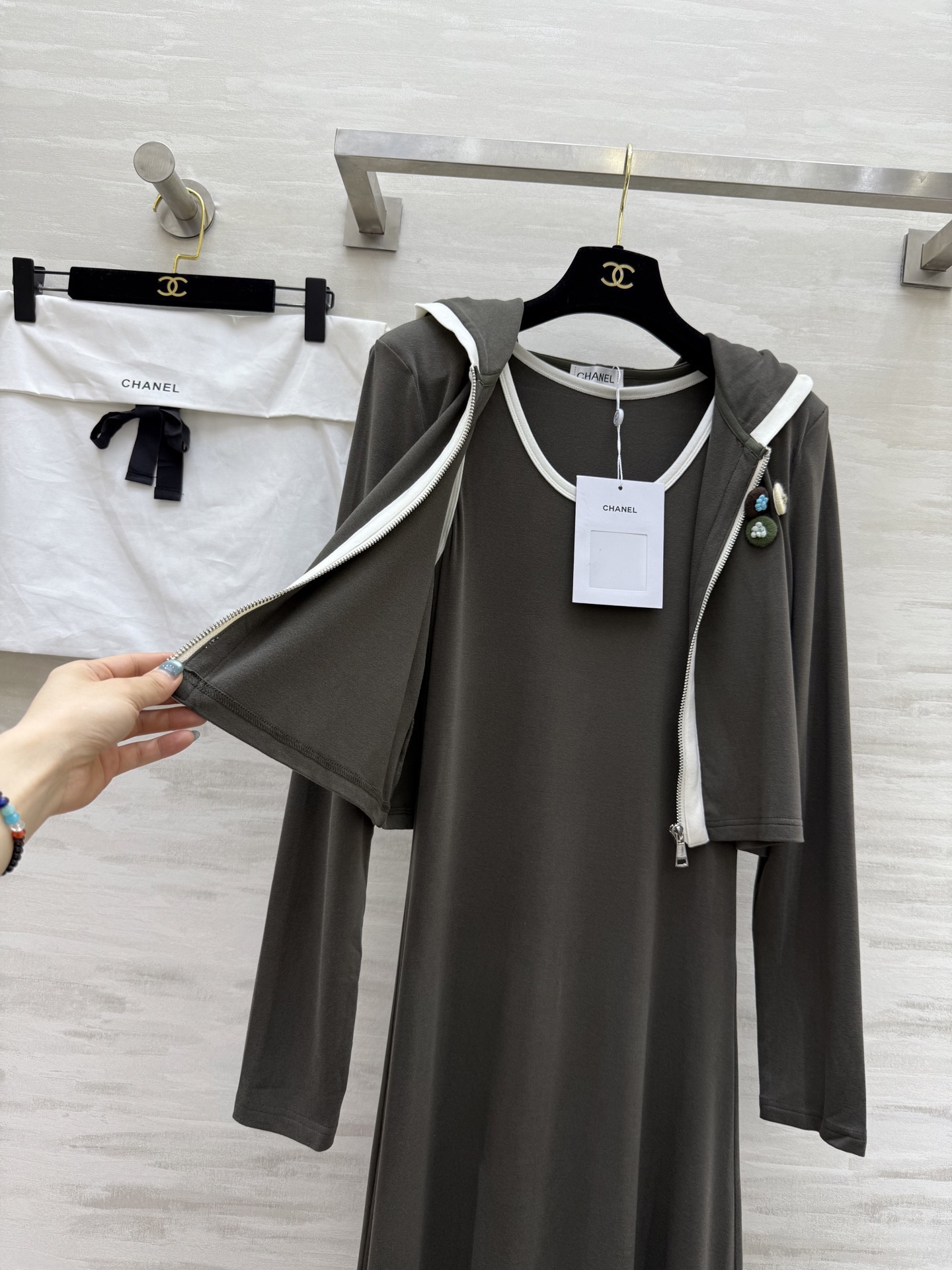 #Chane♡连帽外套➕背心长裙两件套羊毛套装 背心长裙修身显瘦 定制羊毛混纺面料亲肤舒适 高品质定制 