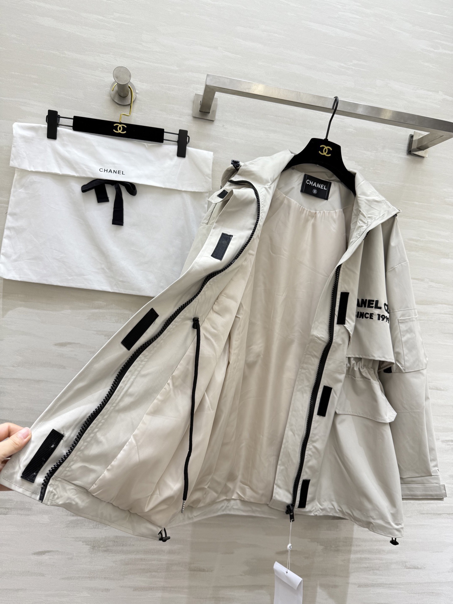 #Chane♡²⁶早春新款 中古系列 连帽收腰冲锋衣外套 重工刺绣🪡 高品质 现货首发size：36/3