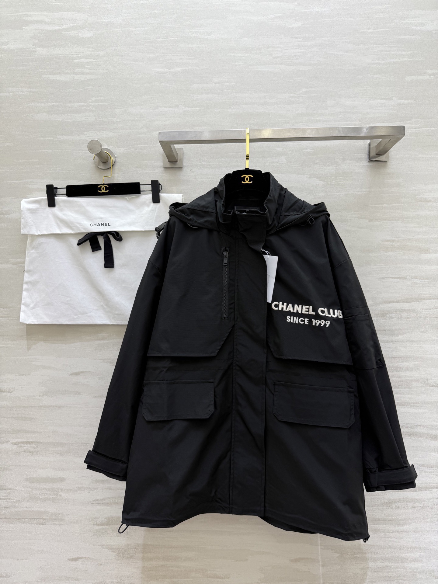 NO:722160,#The highest version on the market. The girl inspects the goods, trims the three marks on the threads, and delivers the goods. You can send pictures and take videos. If you want quality and service, please add me on WeChat. We will not accept urgent orders. Chane early spring new style, second-hand series, hooded and waisted jacket, heavy embroidery, high quality, ready stock, size 36/38/40 (), Chanel - clothing, chanel, chanel, jackets & coats, hats,19860909#市面最高版本小妹验货、修剪线头上三标、发货可发图及拍视频,要品质要服务的加我微信,不接急单. Chane早春新款 中古系列 连帽收腰冲锋衣外套 重工刺绣 高品质 现货首发size36/38/40（）,香奈儿-服装,chanel,chanel,jackets & coats,hats,,Women's clothing