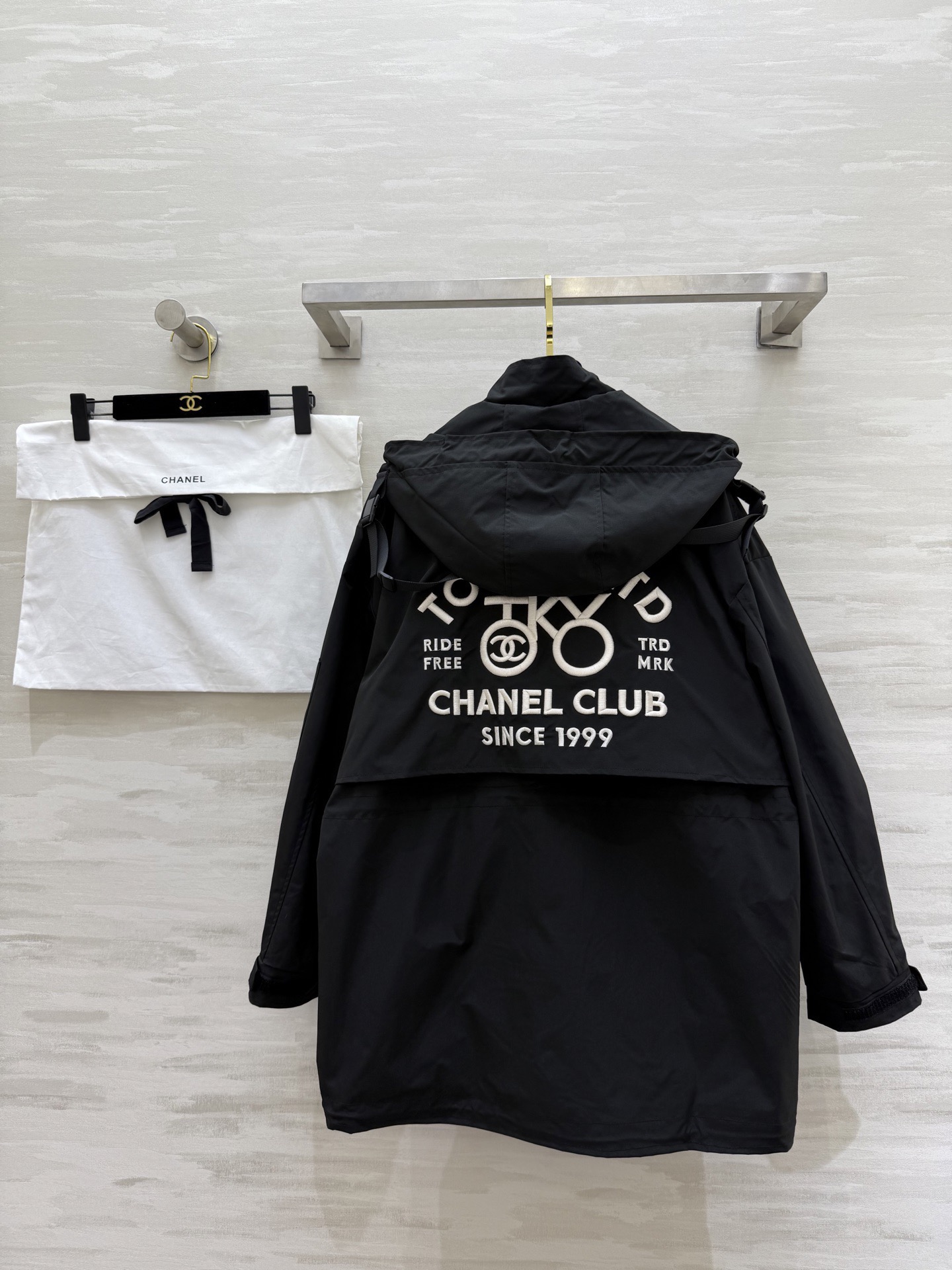 #Chane♡²⁶早春新款 中古系列 连帽收腰冲锋衣外套 重工刺绣🪡 高品质 现货首发size：36/3