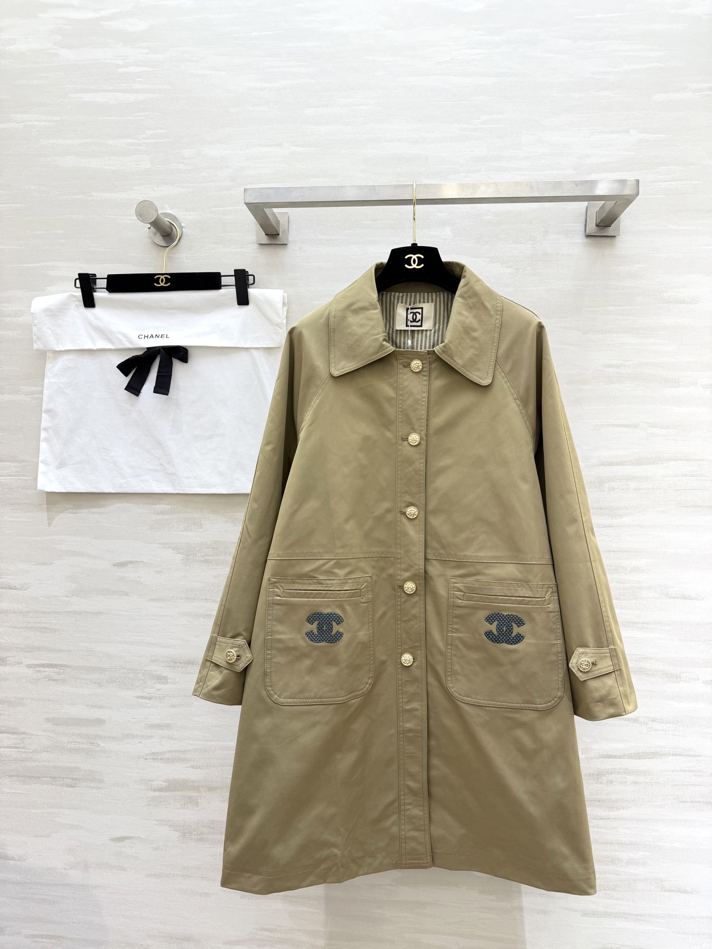 NO:722140,#The highest version on the market. The girl inspects the goods, trims the three marks on the threads, and delivers the goods. You can send pictures and take videos. If you want quality or service, please add me on WeChat. We will not accept urgent orders. Chane second-hand khaki windbreaker. Pure cotton fabric. Lined with stripes. The texture is quite wide and comfortable. The fit is loose and tolerant. Suitable for a variety of body types!  Double pockets on the front with classic double C embroidery. Perfect details. Lapel + metal buttons. Simple and elegant. It can be easily used for daily commuting or leisure!  Khaki is low-key and versatile!  Perfect for spring and autumn!  Easily matched with various inner wear and trousers. Elegant and practical. High quality. Available in stock for the first time in size 36/38/40 (36 size bust 118, length 92), Chanel-clothing, chanel, chanel,19860909#市面最高版本小妹验货、修剪线头上三标、发货可发图及拍视频,要品质要服务的加我微信,不接急单. Chane中古卡其色风衣 纯棉面料 内衬条纹设计质感挺阔又舒适 宽松版型 包容性强 适合多种身材！正面双口袋配经典双C刺绣 细节满分 翻领+金属纽扣 简约大方 日常通勤或休闲都能轻松驾驭！卡其色低调百搭！春秋季节穿超合适！轻松搭配各种内搭和裤装 优雅实用兼具 高品质 现货首发size36/38/40（36码胸围118,衣长92）,香奈儿-服装,chanel,chanel,,Women's clothing