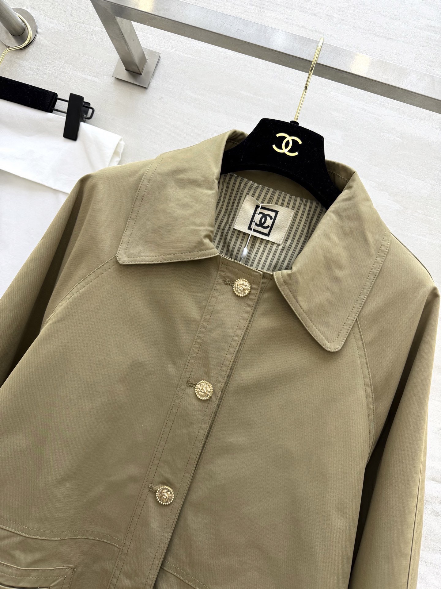 #Chane♡中古卡其色风衣 纯棉面料 内衬条纹设计质感挺阔又舒适 宽松版型 包容性强 适合多种身材！正