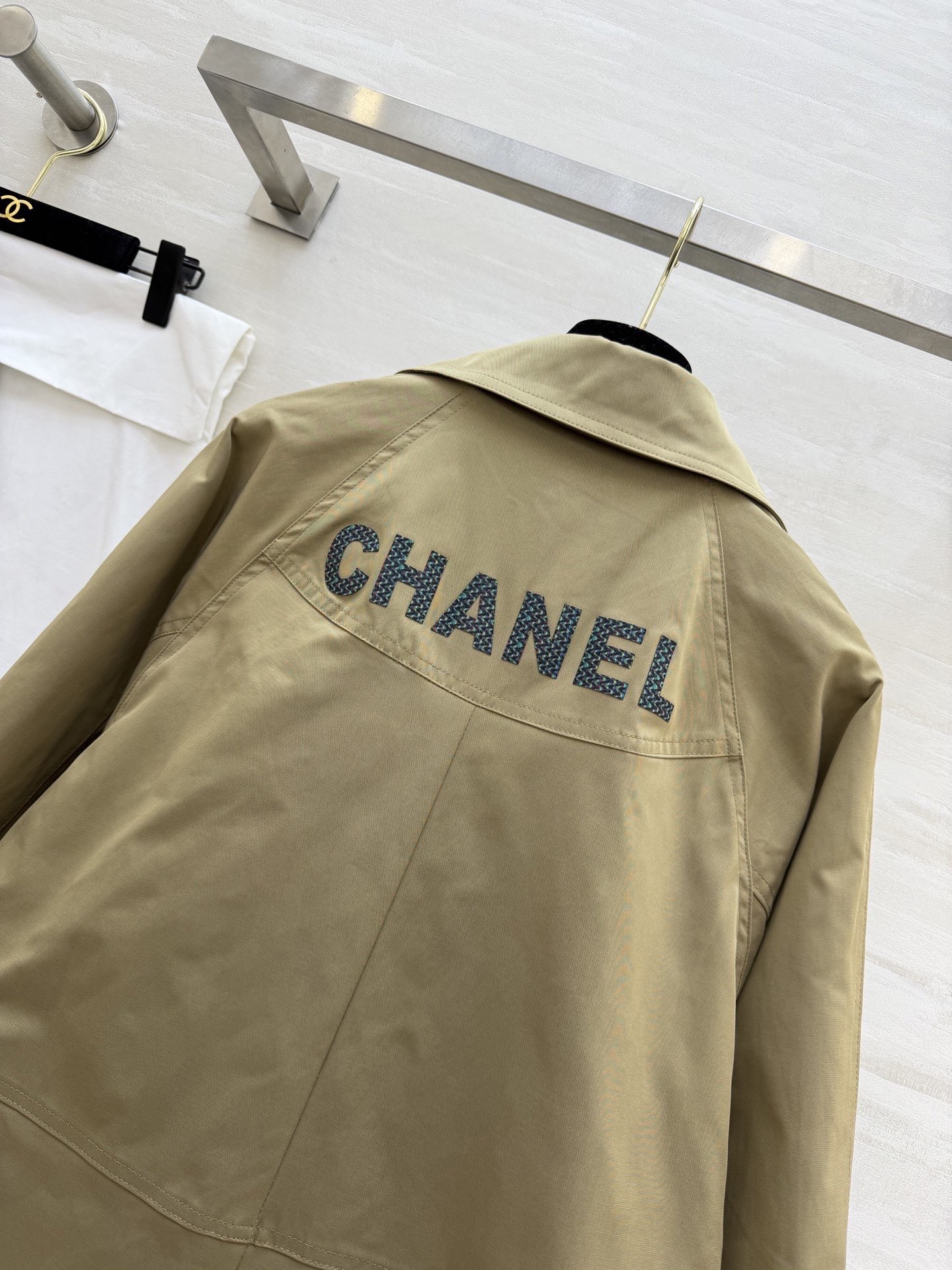 #Chane♡中古卡其色风衣 纯棉面料 内衬条纹设计质感挺阔又舒适 宽松版型 包容性强 适合多种身材！正