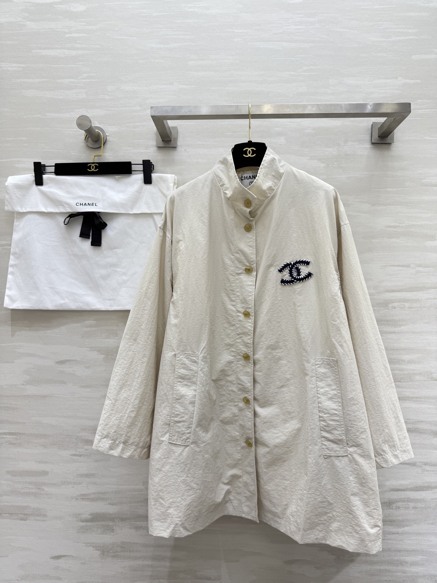 NO:722153,#The highest version on the market. The girl inspects the goods, trims the three marks on the threads, and delivers the goods. You can send pictures and take videos. If you want quality and service, add me on WeChat. We will not accept urgent orders. Chane new style, medium and long coats in the second-hand series. High-quality customization. Available for sale. Comes with dust bag size 36/38/40 (shoulder width 54 for size 36, chest 120, length 70), Chanel - Clothing, chanel, chanel, jackets & coats,19860909#市面最高版本小妹验货、修剪线头上三标、发货可发图及拍视频,要品质要服务的加我微信,不接急单. Chane新款 中古系列中长款外套 高品质定制 现货首发 配送防尘袋size36/38/40（36码肩宽54,胸围120,衣长70）,香奈儿-服装,chanel,chanel,jackets & coats,,Women's clothing