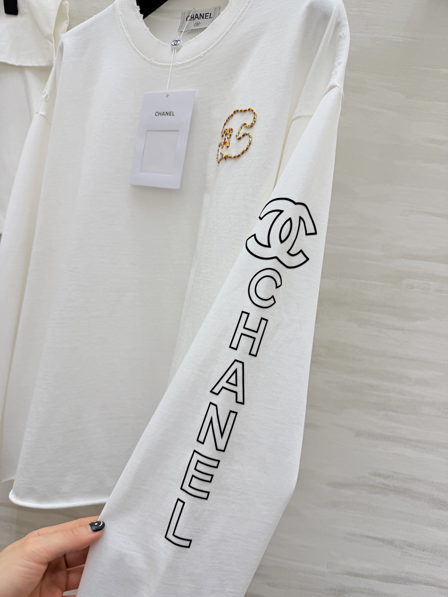 #Chane♡²⁶新款 白色长袖上衣 100%纯棉材质 柔软舒适 日常穿着超友好！胸前和袖口CHANE♡