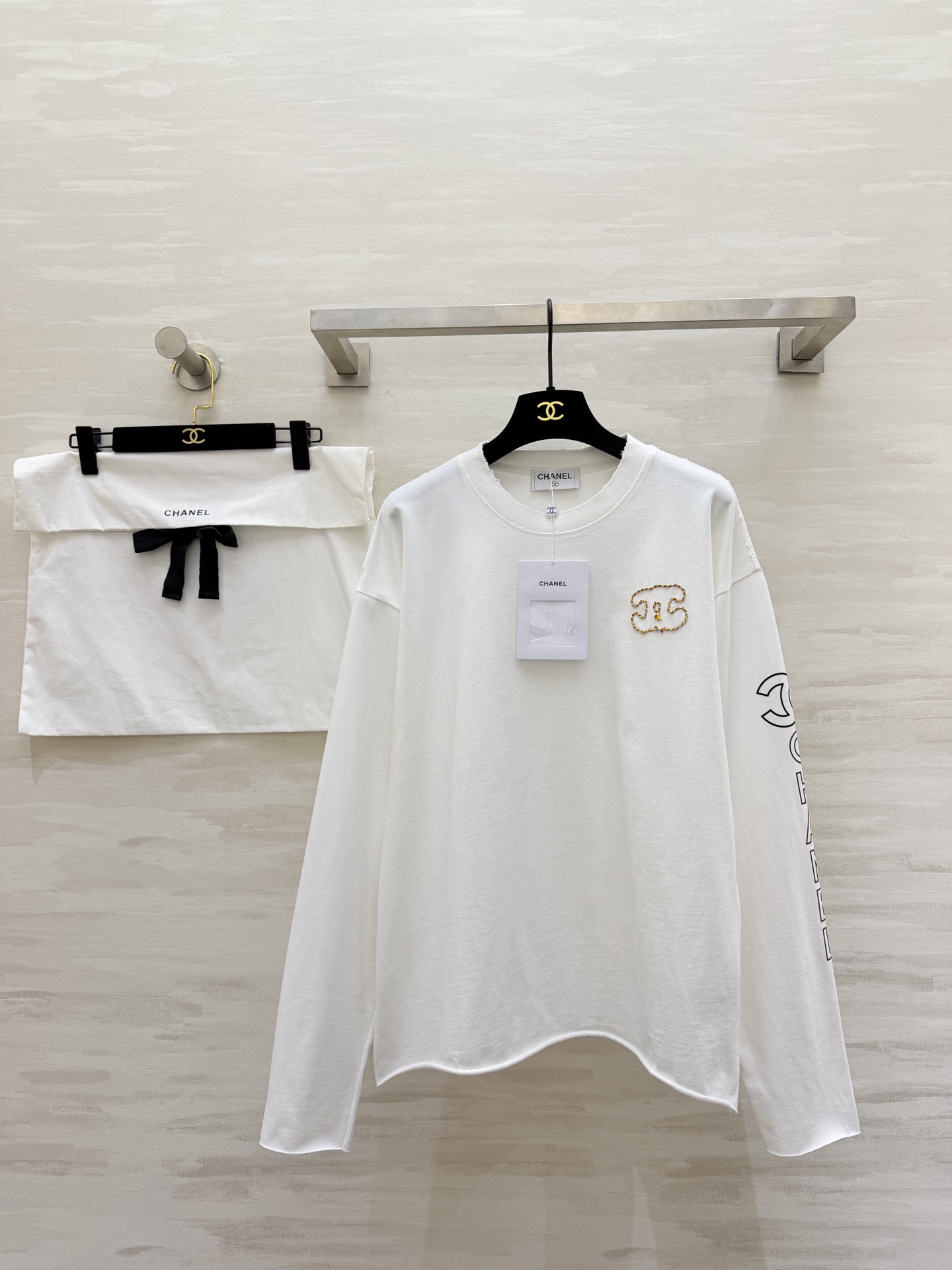 NO:738836,#Chane's new white long-sleeved top is made of pure cotton, soft and comfortable, and super friendly for daily wear!  CHANE logo + letter printing on the chest and cuffs, perfect for recognition, simple and design-friendly, loose fit, tolerant of a variety of body shapes, looks good with casual pants or jeans, easy to get American retro style, high-quality customization, ready for sale, size 36/38/40,,chanel,jeans,19860909#Chane新款 白色长袖上衣 纯棉材质 柔软舒适 日常穿着超友好！胸前和袖口CHANE标志+字母印花 辨识度满分 简约又有设计感 宽松版型 包容多种身材 随便搭配休闲裤or牛仔裤都很OK 轻松get美式复古风 高品质定制 现货首发size36/38/40,,chanel,jeans,,Women's clothing