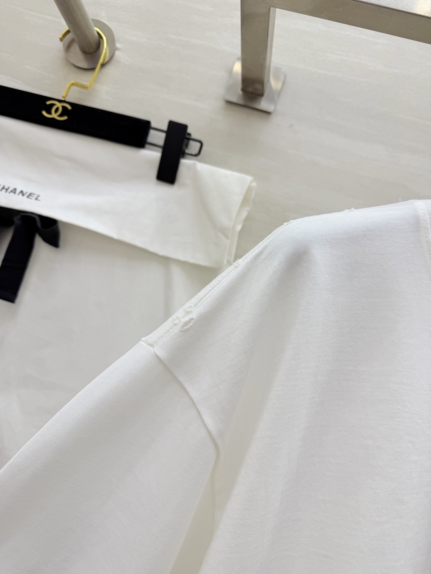 #Chane♡²⁶新款 白色长袖上衣 100%纯棉材质 柔软舒适 日常穿着超友好！胸前和袖口CHANE♡