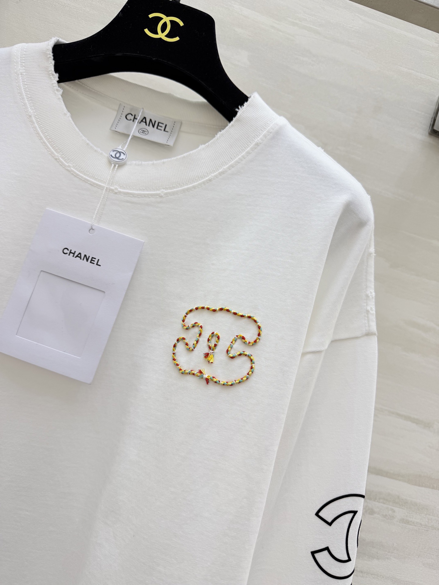 #Chane♡²⁶新款 白色长袖上衣 100%纯棉材质 柔软舒适 日常穿着超友好！胸前和袖口CHANE♡