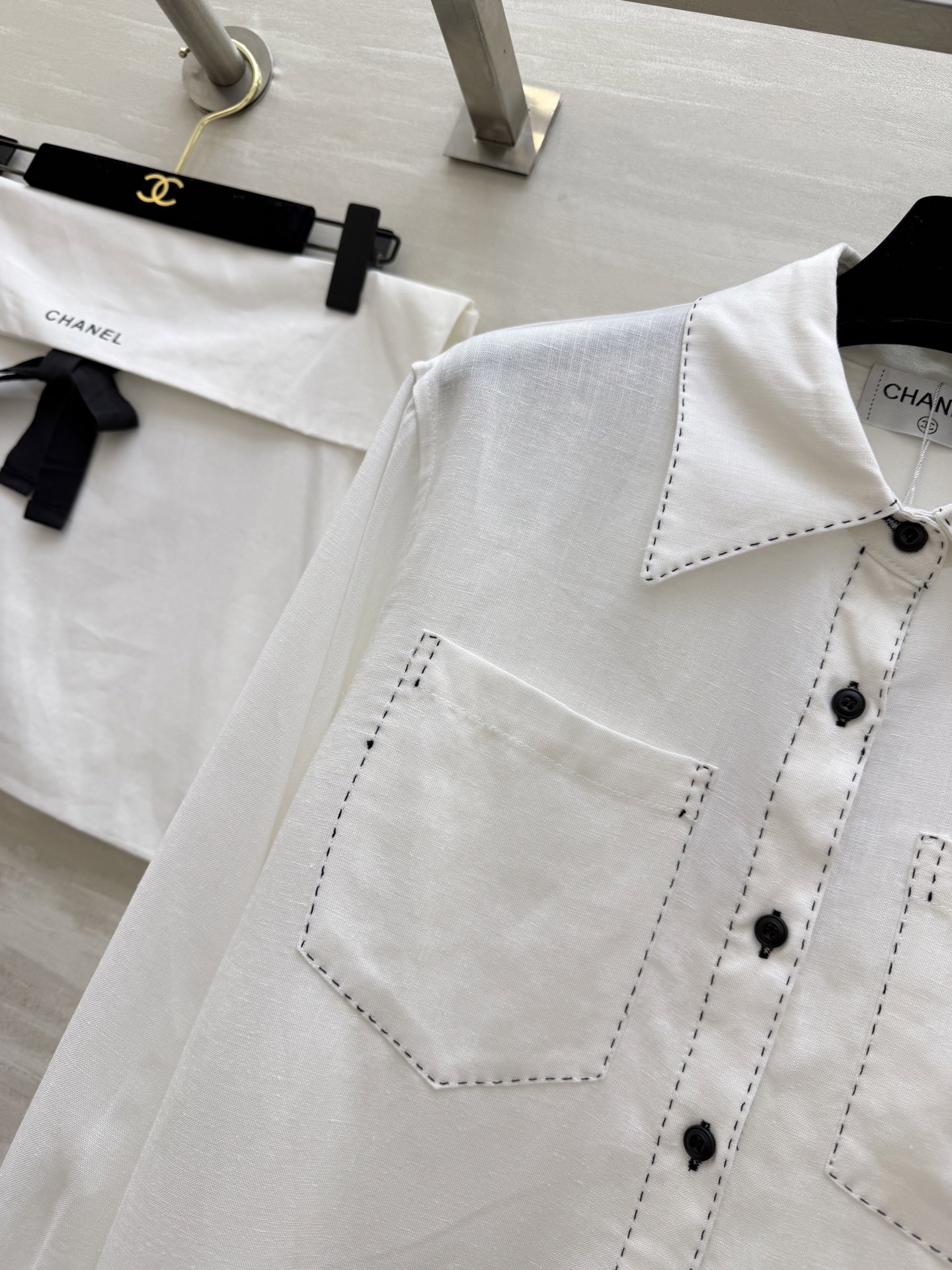 #Chane♡²⁶春夏新款 明线白衬衣 高级松弛感 自带的高级滤镜✨ 经典版型撞上明线细节 棉麻面料亲肤