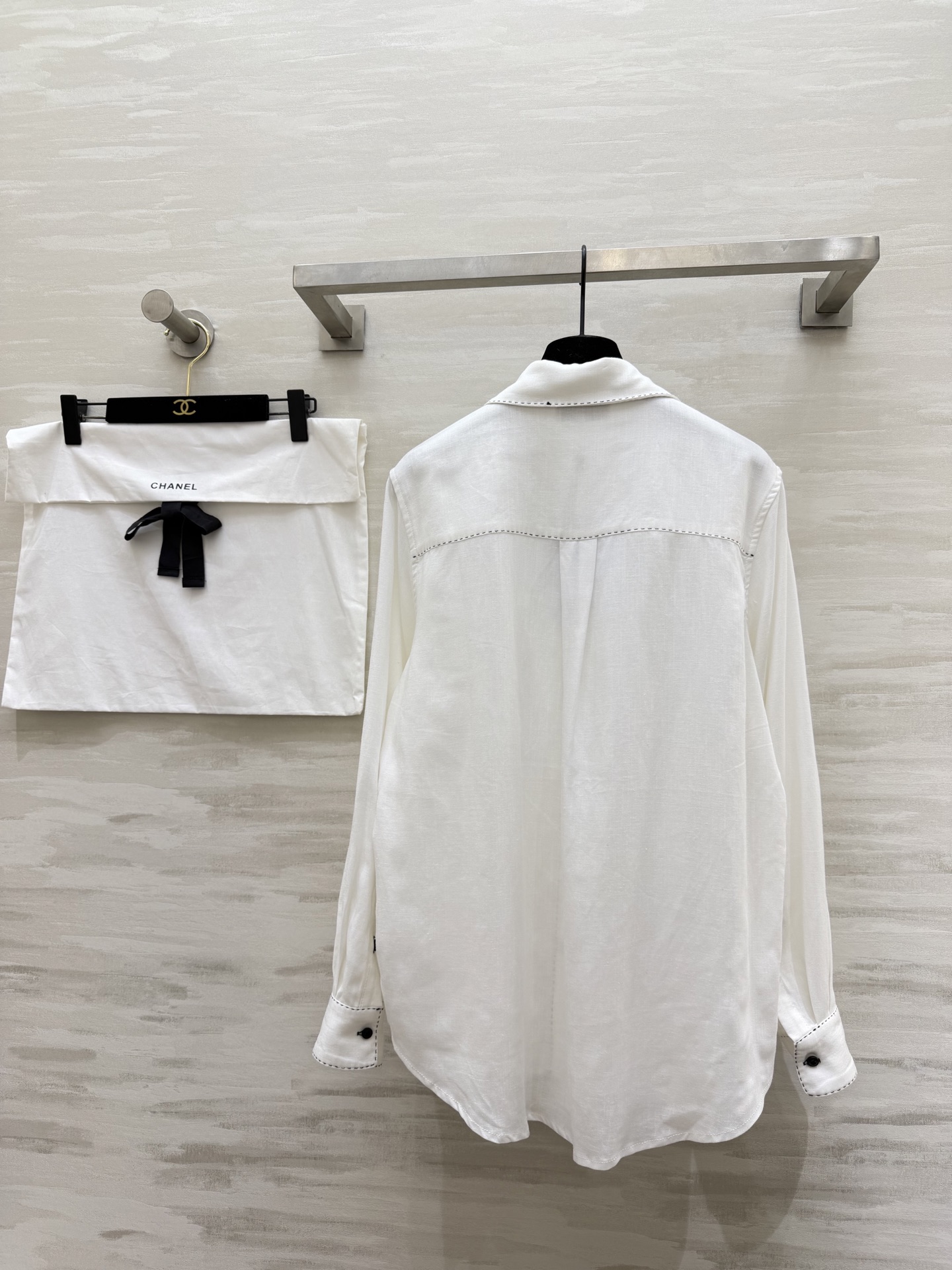 #Chane♡²⁶春夏新款 明线白衬衣 高级松弛感 自带的高级滤镜✨ 经典版型撞上明线细节 棉麻面料亲肤