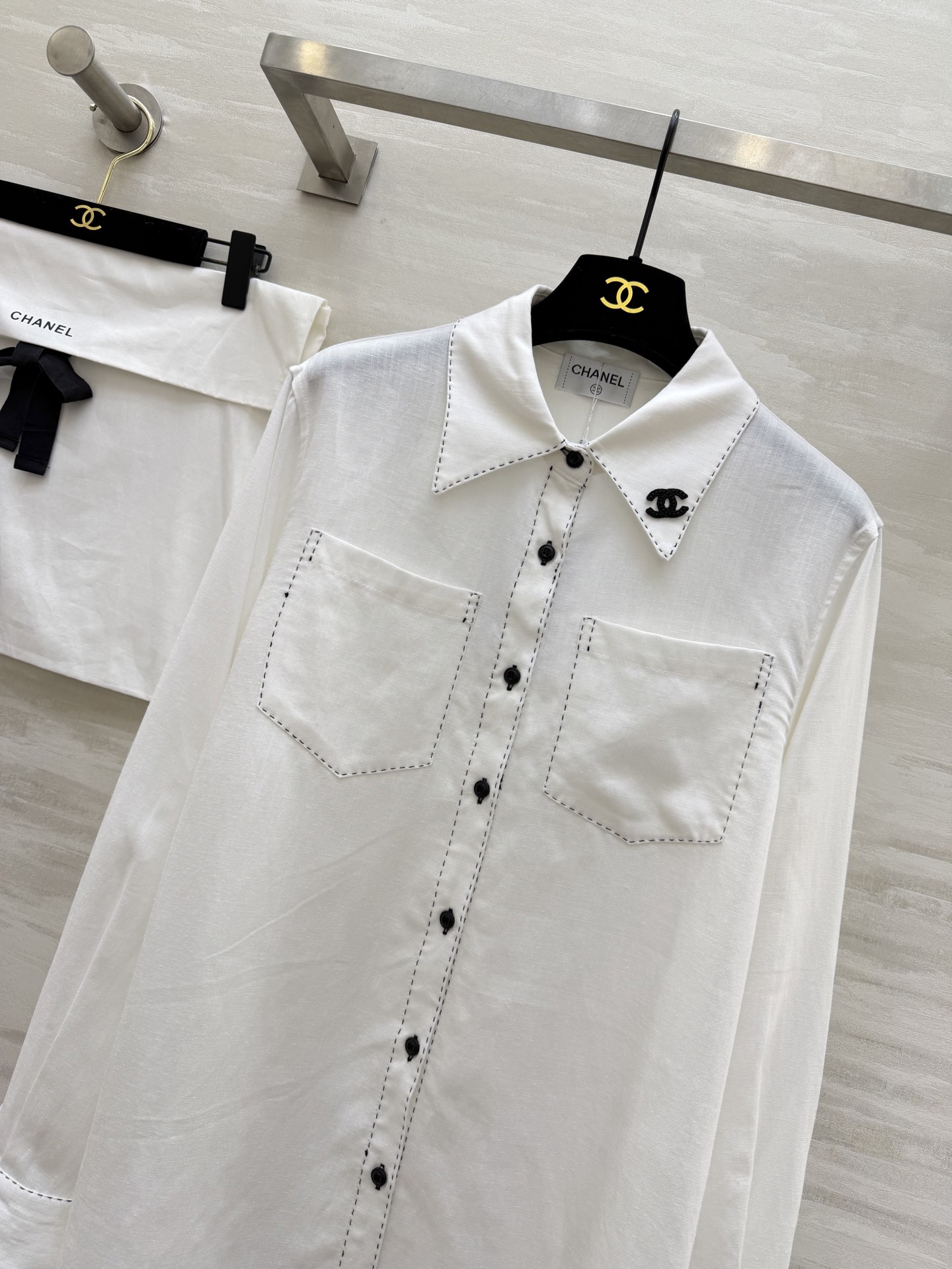 #Chane♡²⁶春夏新款 明线白衬衣 高级松弛感 自带的高级滤镜✨ 经典版型撞上明线细节 棉麻面料亲肤