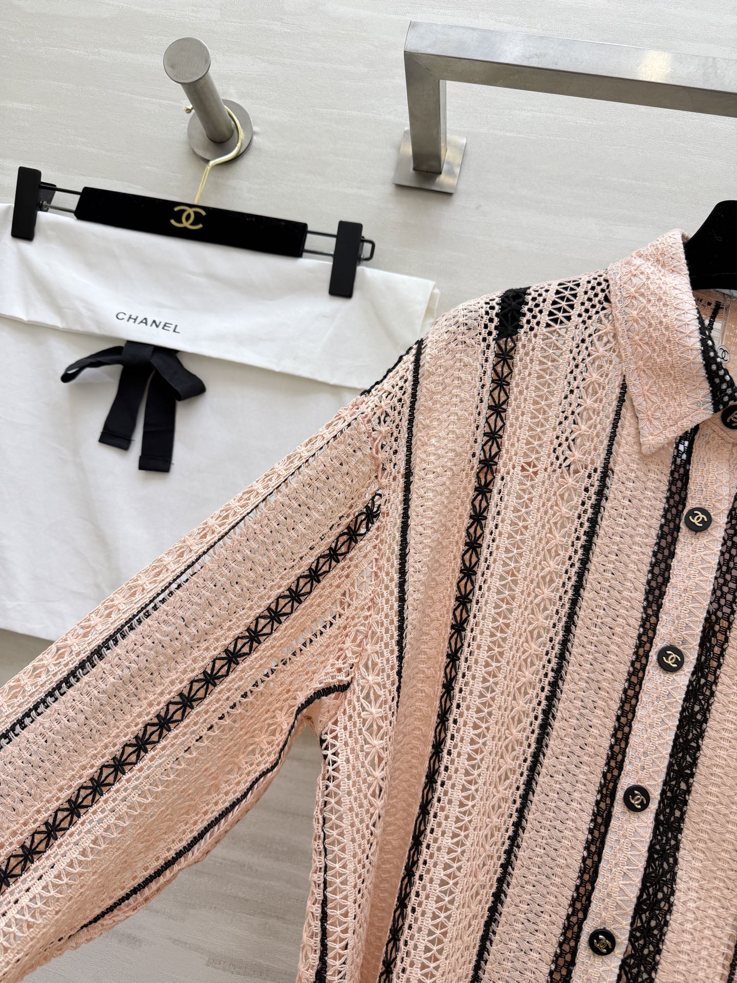 #Chane♡²⁶春夏新款 肌理感镂空衬衣 温柔粉调撞上精致蕾丝肌理 香风条纹镂空自带高级氛围感 重工钩