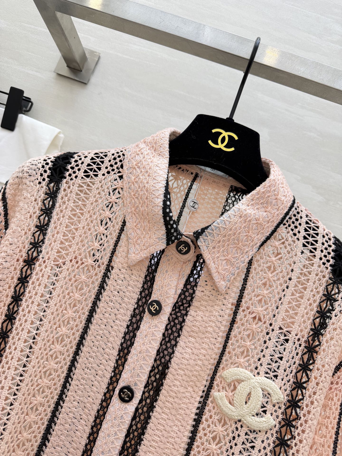 #Chane♡²⁶春夏新款 肌理感镂空衬衣 温柔粉调撞上精致蕾丝肌理 香风条纹镂空自带高级氛围感 重工钩