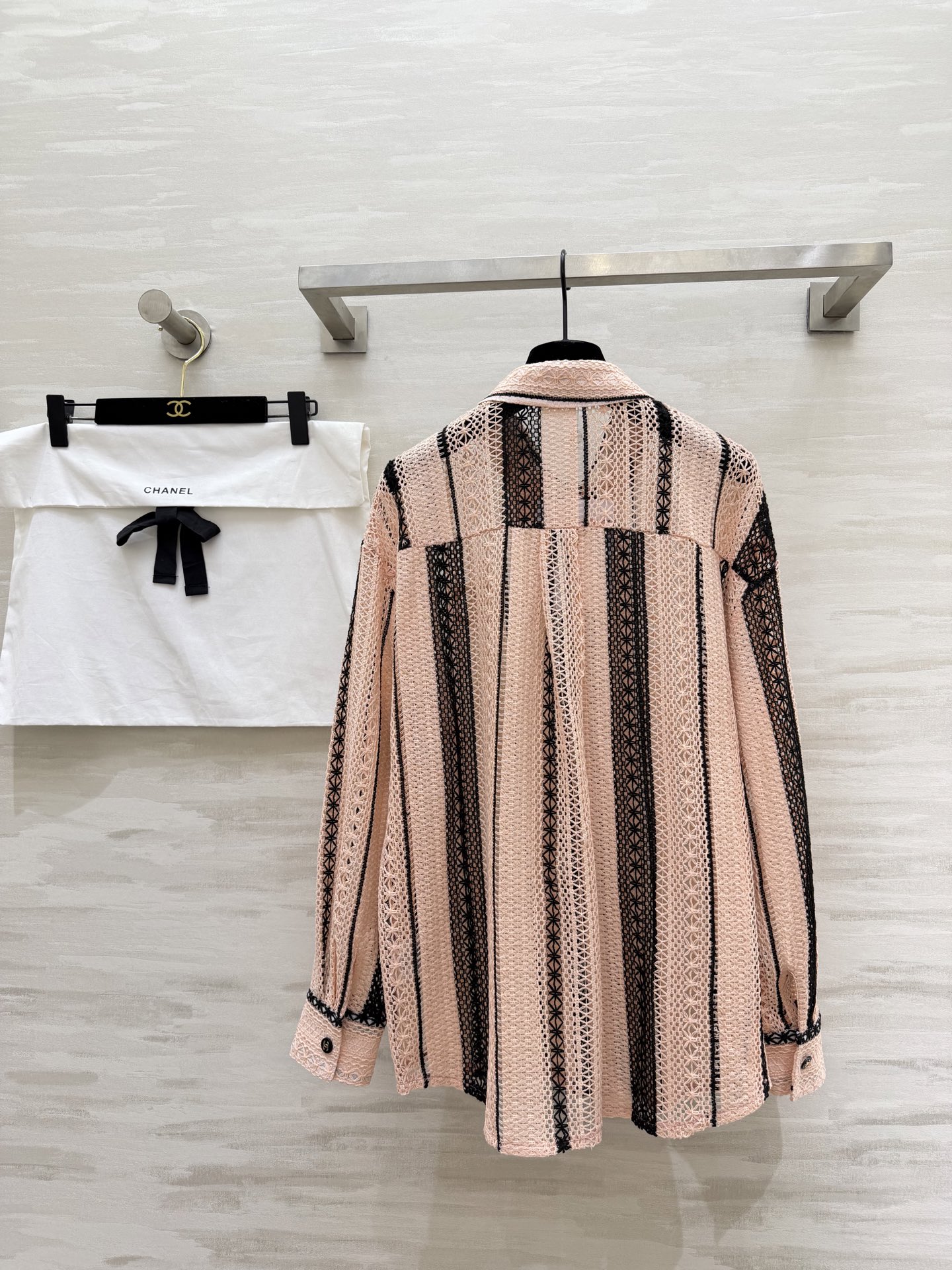 #Chane♡²⁶春夏新款 肌理感镂空衬衣 温柔粉调撞上精致蕾丝肌理 香风条纹镂空自带高级氛围感 重工钩