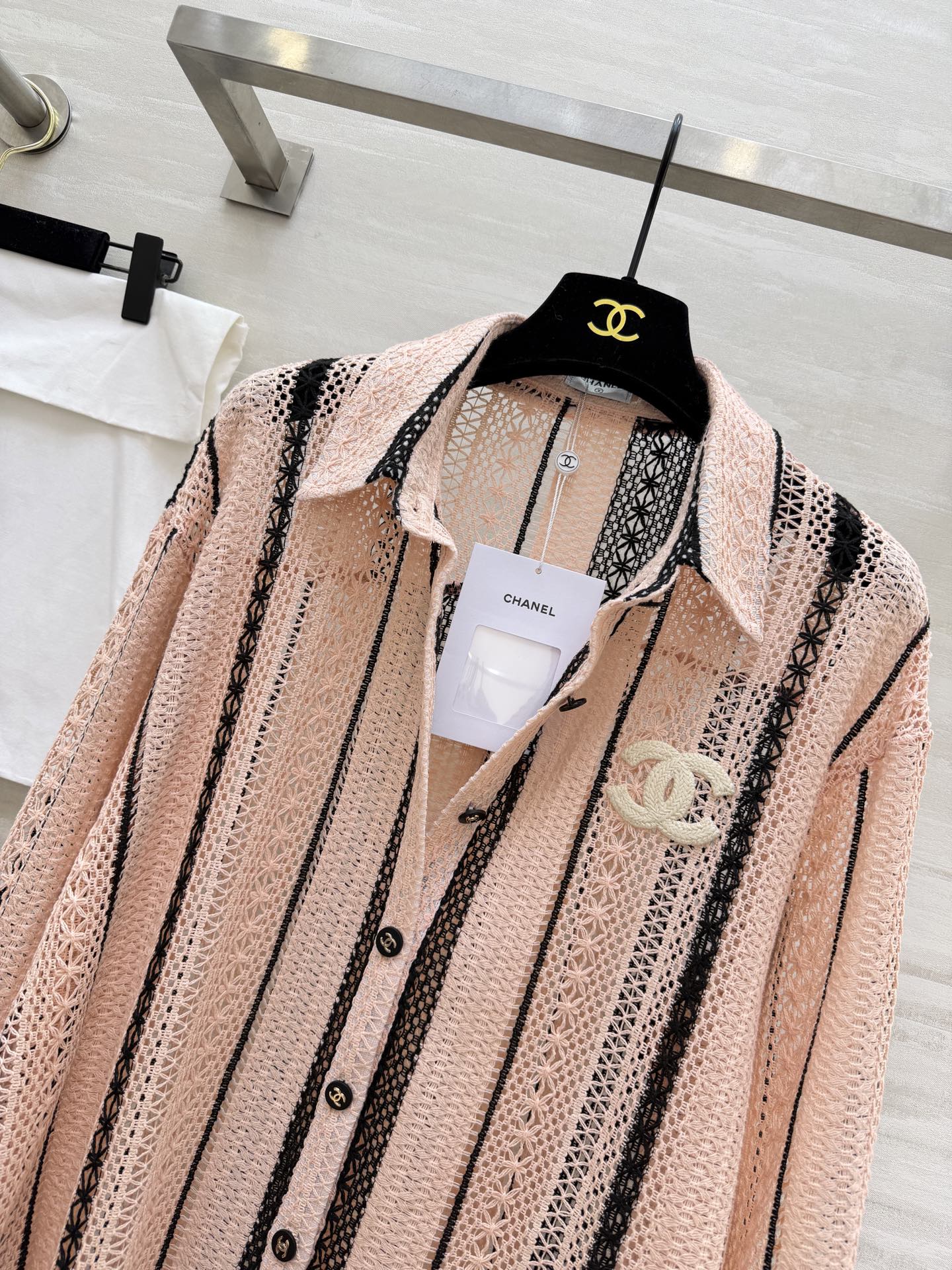 #Chane♡²⁶春夏新款 肌理感镂空衬衣 温柔粉调撞上精致蕾丝肌理 香风条纹镂空自带高级氛围感 重工钩