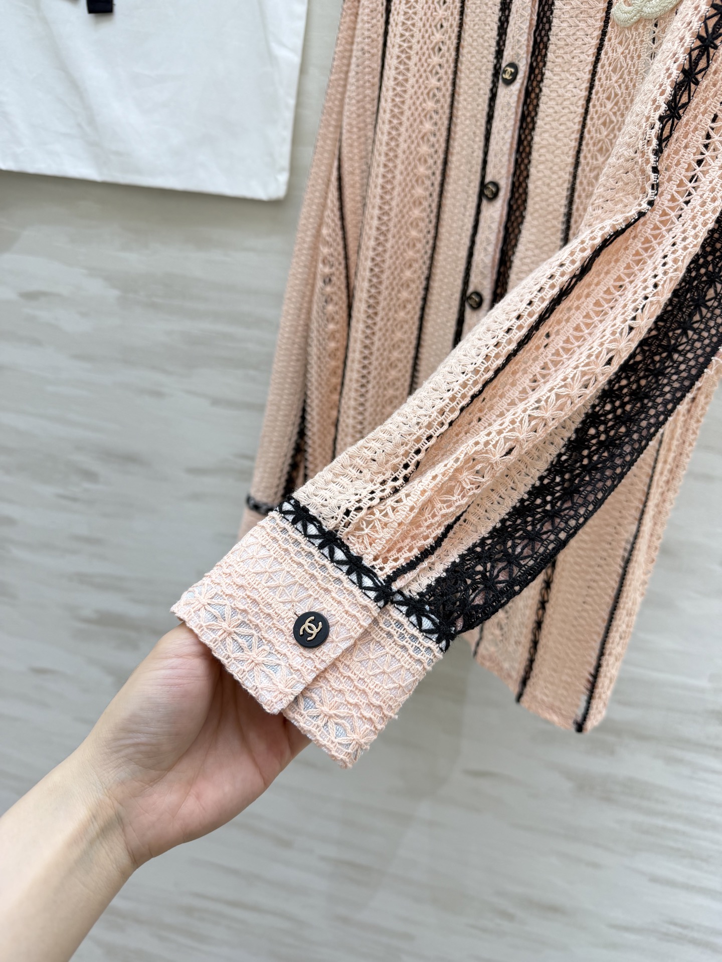 #Chane♡²⁶春夏新款 肌理感镂空衬衣 温柔粉调撞上精致蕾丝肌理 香风条纹镂空自带高级氛围感 重工钩