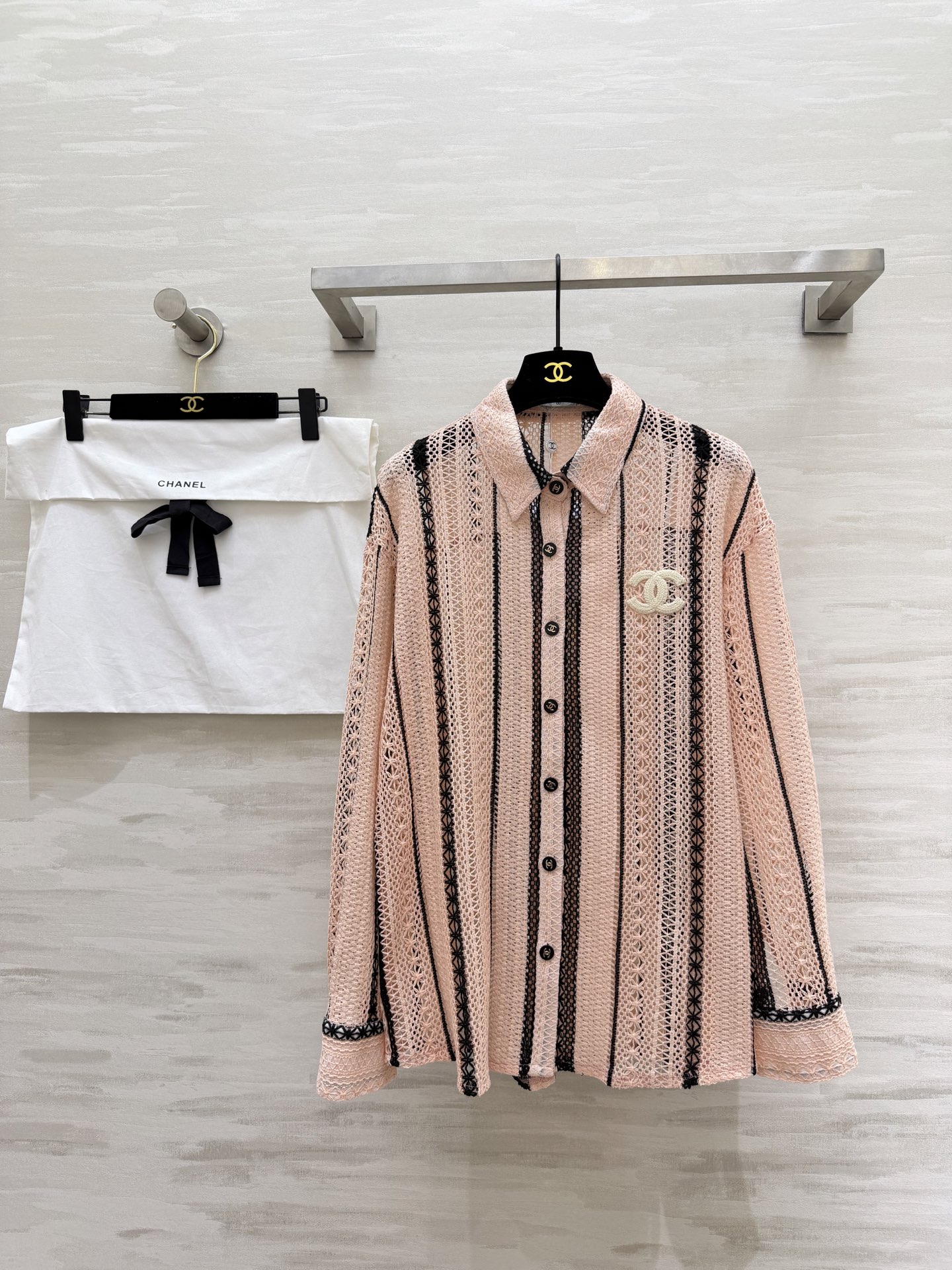 NO:722122,#The highest version on the market. The girl inspects the goods, trims the three marks on the threads, and delivers the goods. You can send pictures and videos. If you want quality and service, add me on WeChat. We will not accept urgent orders. Chane's new spring and summer textured hollow shirt. Gentle pink tone hits the delicate lace texture. The fragrant striped hollow brings a high-end atmosphere. Heavy crochet. Classic double C logo. Breathable and hidden with just the right little sexy. You can easily match French elegance with skirts/jeans.  Responsible for the atmosphere in the wardrobe, gentle to the core, high-quality customization, available in stock first size 36/38/40 (shoulder width 50, bust 110, length 69), Chanel-clothing, chanel, chanel, skirts, jeans,19860909#市面最高版本小妹验货、修剪线头上三标、发货可发图及拍视频,要品质要服务的加我微信,不接急单. Chane春夏新款 肌理感镂空衬衣 温柔粉调撞上精致蕾丝肌理 香风条纹镂空自带高级氛围感 重工钩花 经典双C标识 透气又藏着恰到好处的小性感 搭半裙/牛仔裤都能轻松拿捏法式优雅 衣橱里的氛围感担当 温柔到骨子里高品质定制 现货首发size36/38/40（36码肩宽50,胸围110,衣长69）,香奈儿-服装,chanel,chanel,skirts,jeans,,Women's clothing