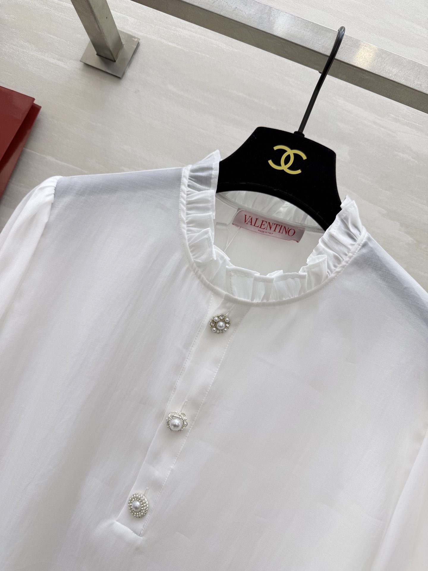 #Valentin♡²⁶春夏新款 蕾丝木耳边衬衣 温柔感满分💯 珍珠扣显贵又精致 白/蓝两色可选 白色像