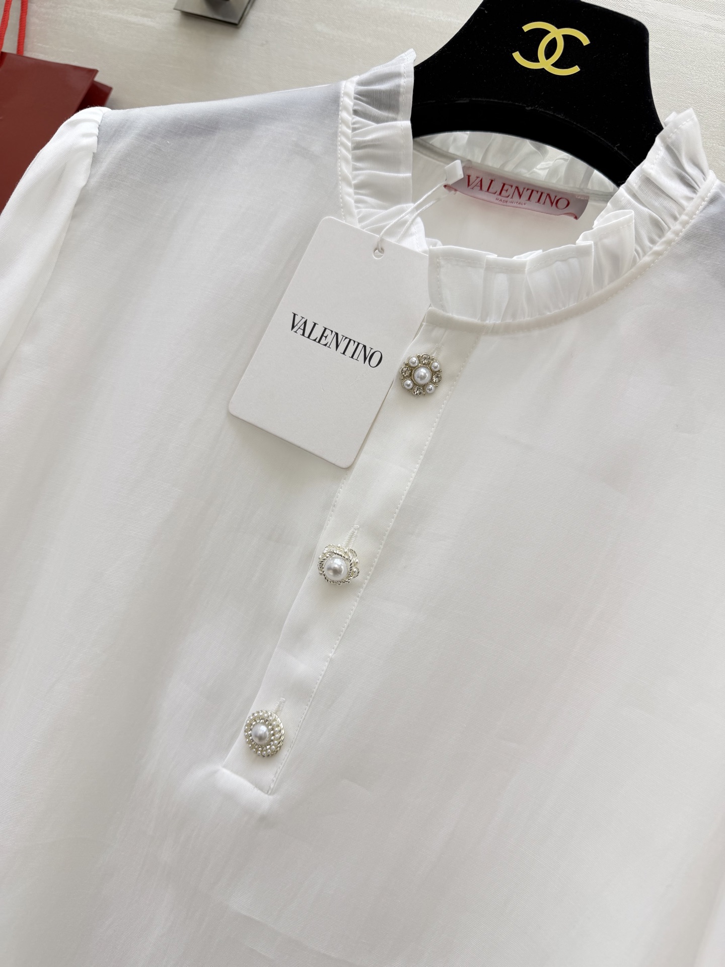 #Valentin♡²⁶春夏新款 蕾丝木耳边衬衣 温柔感满分💯 珍珠扣显贵又精致 白/蓝两色可选 白色像