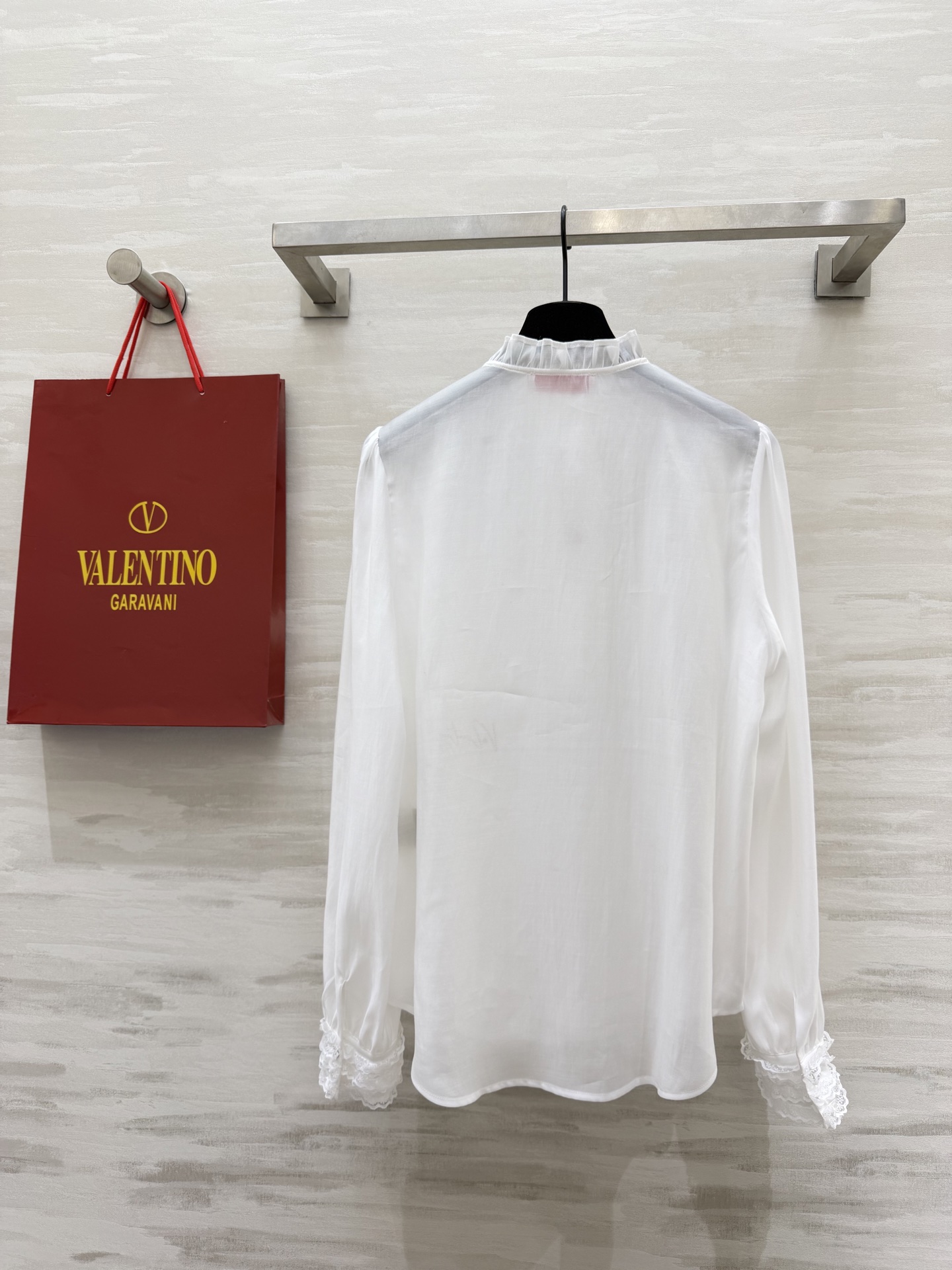 #Valentin♡²⁶春夏新款 蕾丝木耳边衬衣 温柔感满分💯 珍珠扣显贵又精致 白/蓝两色可选 白色像