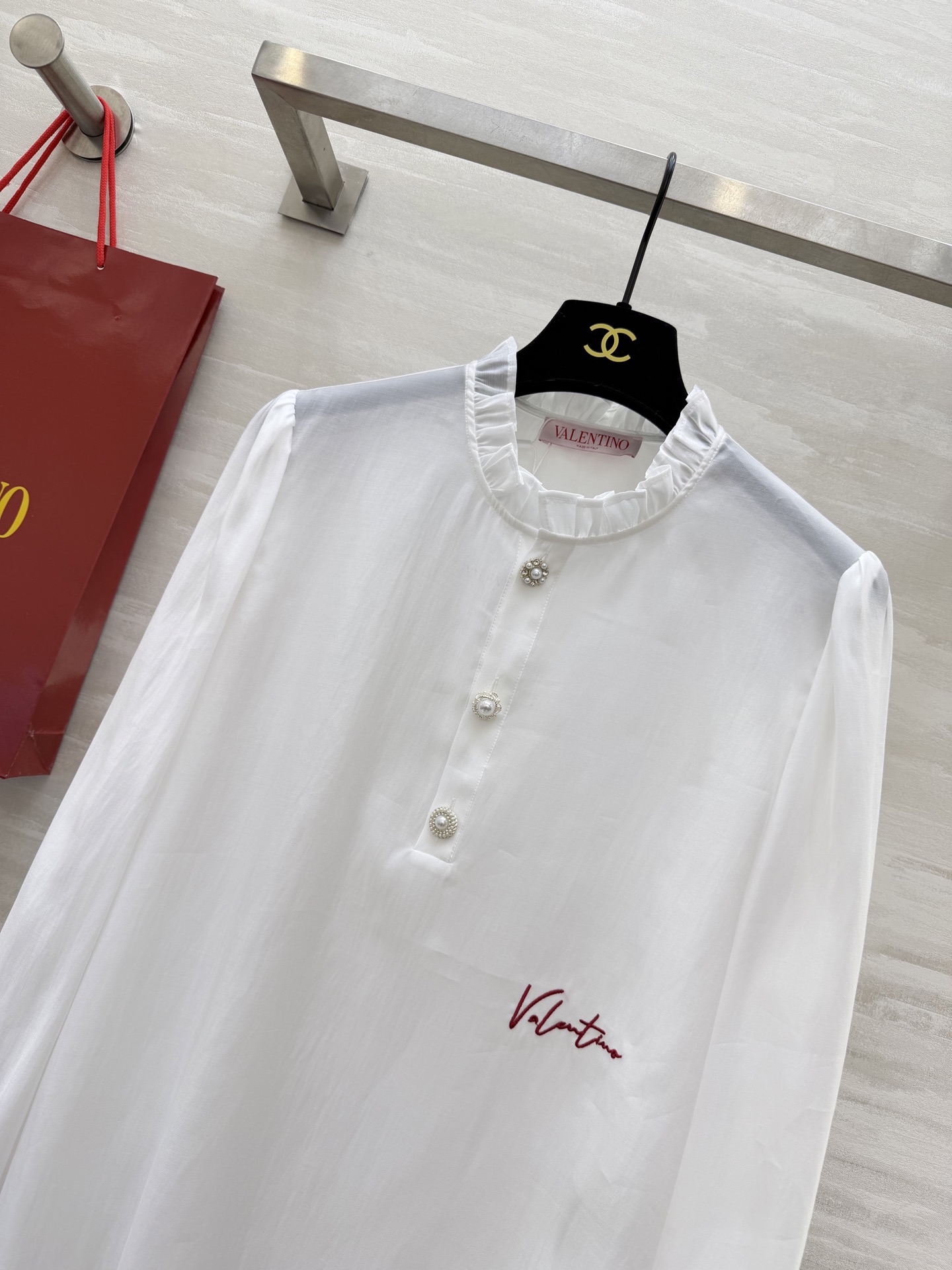 #Valentin♡²⁶春夏新款 蕾丝木耳边衬衣 温柔感满分💯 珍珠扣显贵又精致 白/蓝两色可选 白色像