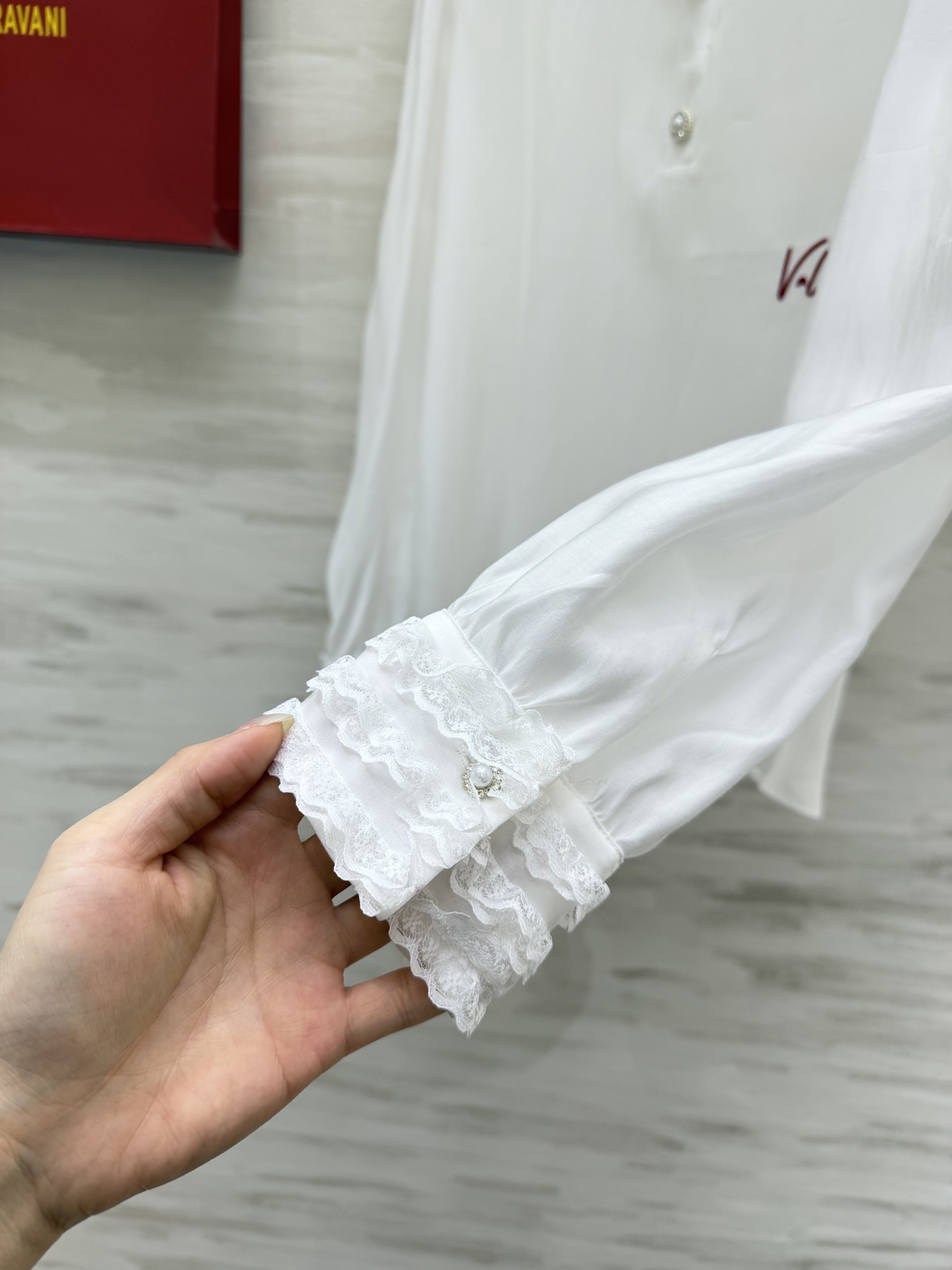 #Valentin♡²⁶春夏新款 蕾丝木耳边衬衣 温柔感满分💯 珍珠扣显贵又精致 白/蓝两色可选 白色像