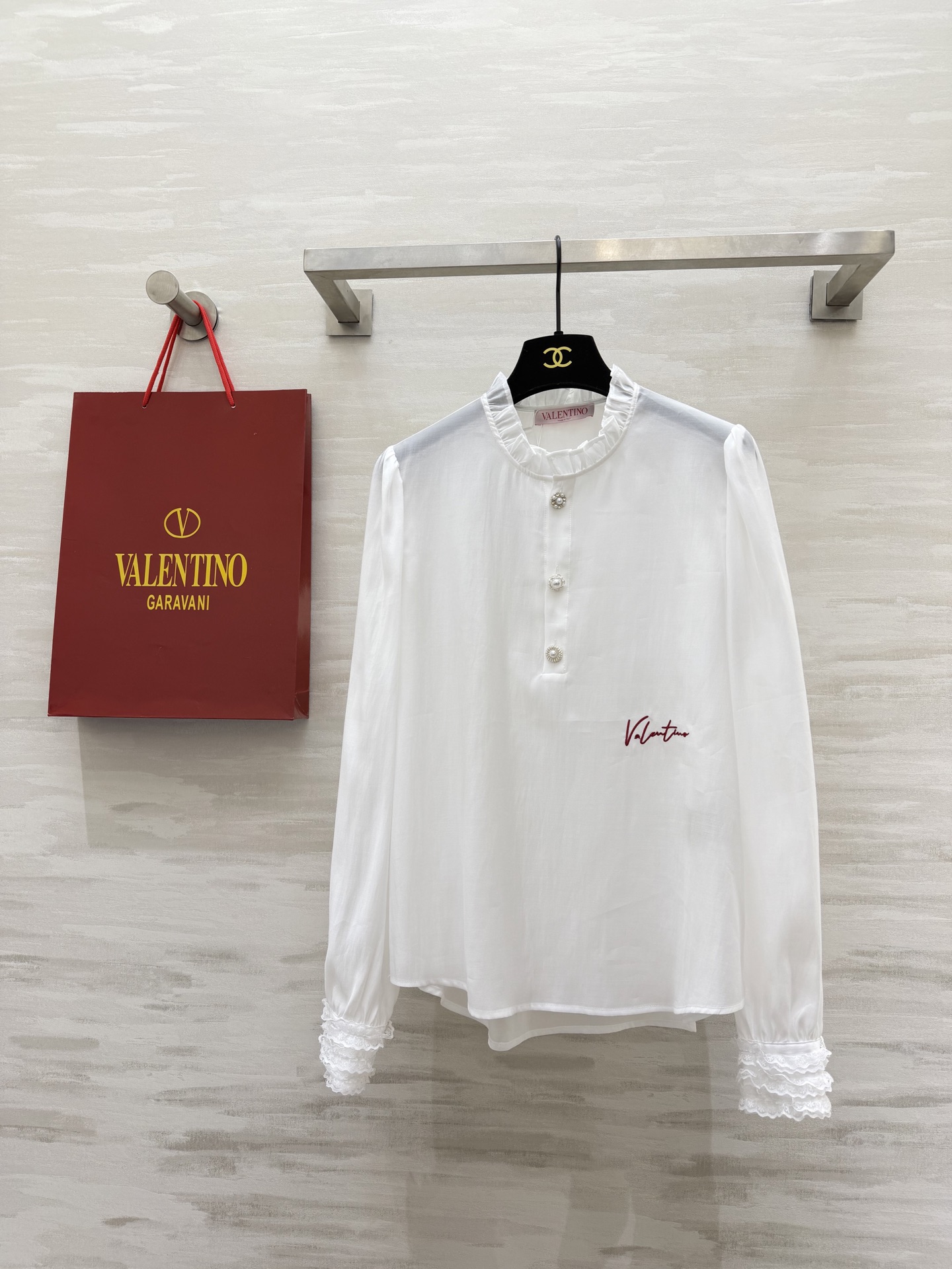 #Valentin♡²⁶春夏新款 蕾丝木耳边衬衣 温柔感满分💯 珍珠扣显贵又精致 白/蓝两色可选 白色像