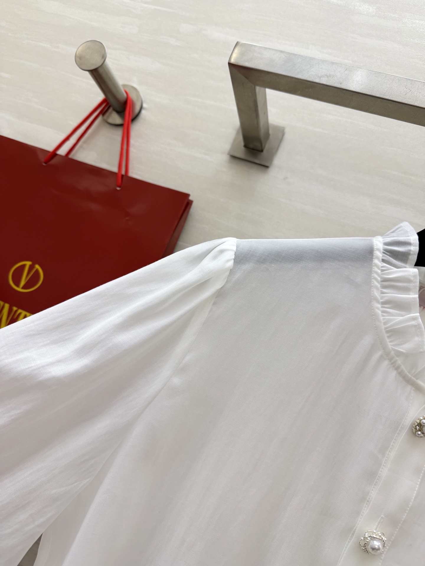 #Valentin♡²⁶春夏新款 蕾丝木耳边衬衣 温柔感满分💯 珍珠扣显贵又精致 白/蓝两色可选 白色像