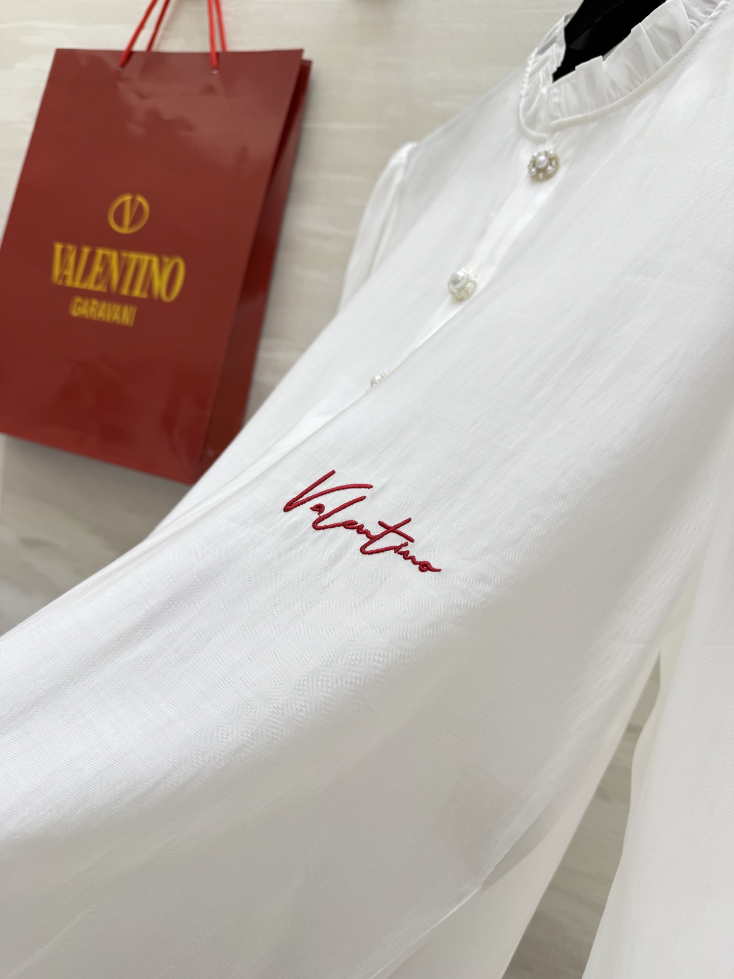 #Valentin♡²⁶春夏新款 蕾丝木耳边衬衣 温柔感满分💯 珍珠扣显贵又精致 白/蓝两色可选 白色像