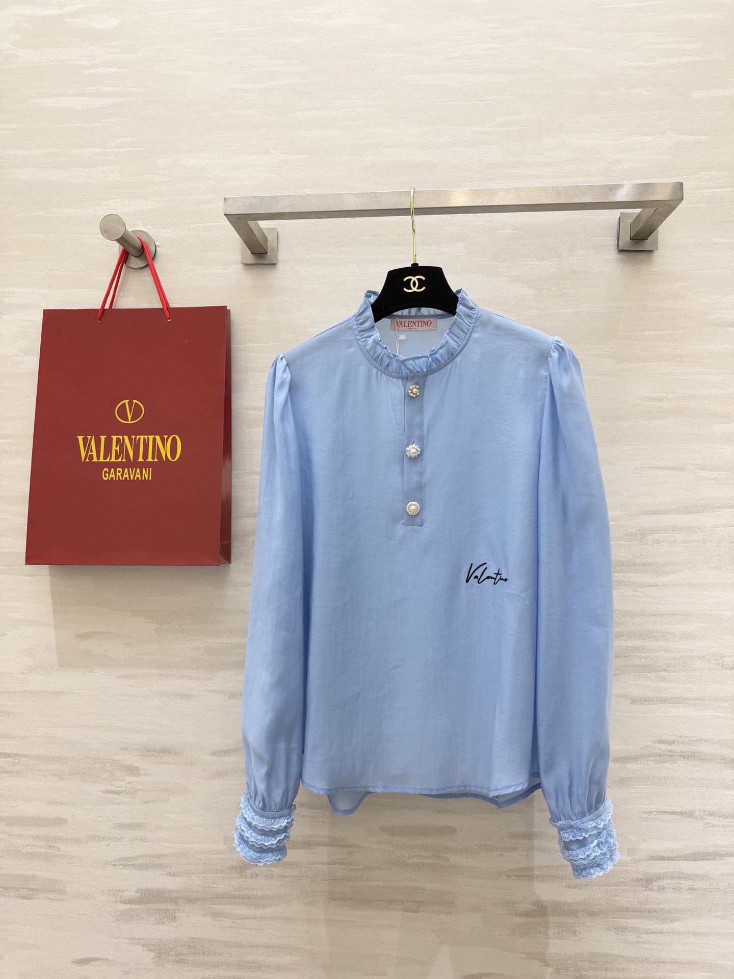 NO:739266,#Valentin spring and summer new style lace earring shirt, full of tenderness, pearl buttons are noble and delicate, white/blue available, white is as pure as clouds, blue is as healing as the clear sky, high-quality customization, available in stock, sizeS/M/L (shoulder width 35, bust 102, length 62-67 in M ​​size),,valentino,19860909#Valentin春夏新款 蕾丝木耳边衬衣 温柔感满分 珍珠扣显贵又精致 白/蓝两色可选 白色像云朵般纯净 蓝色像晴空般治愈 高品质定制 现货首发sizeS/M/L（M码肩宽35,胸围102,衣长62-67）,,valentino,,Women's clothing