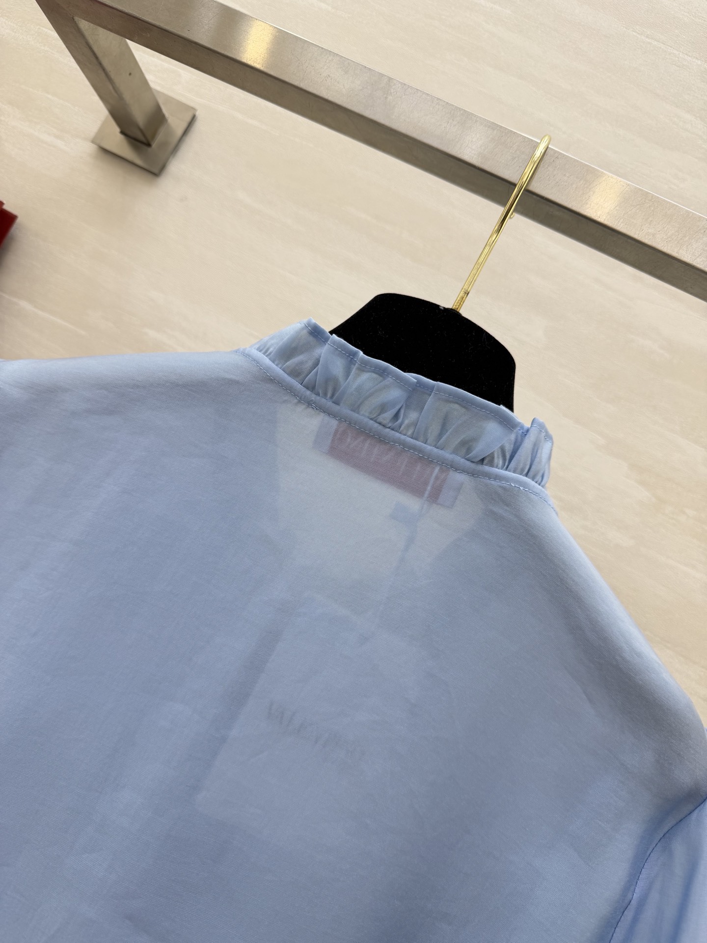 #Valentin♡²⁶春夏新款 蕾丝木耳边衬衣 温柔感满分💯 珍珠扣显贵又精致 白/蓝两色可选 白色像