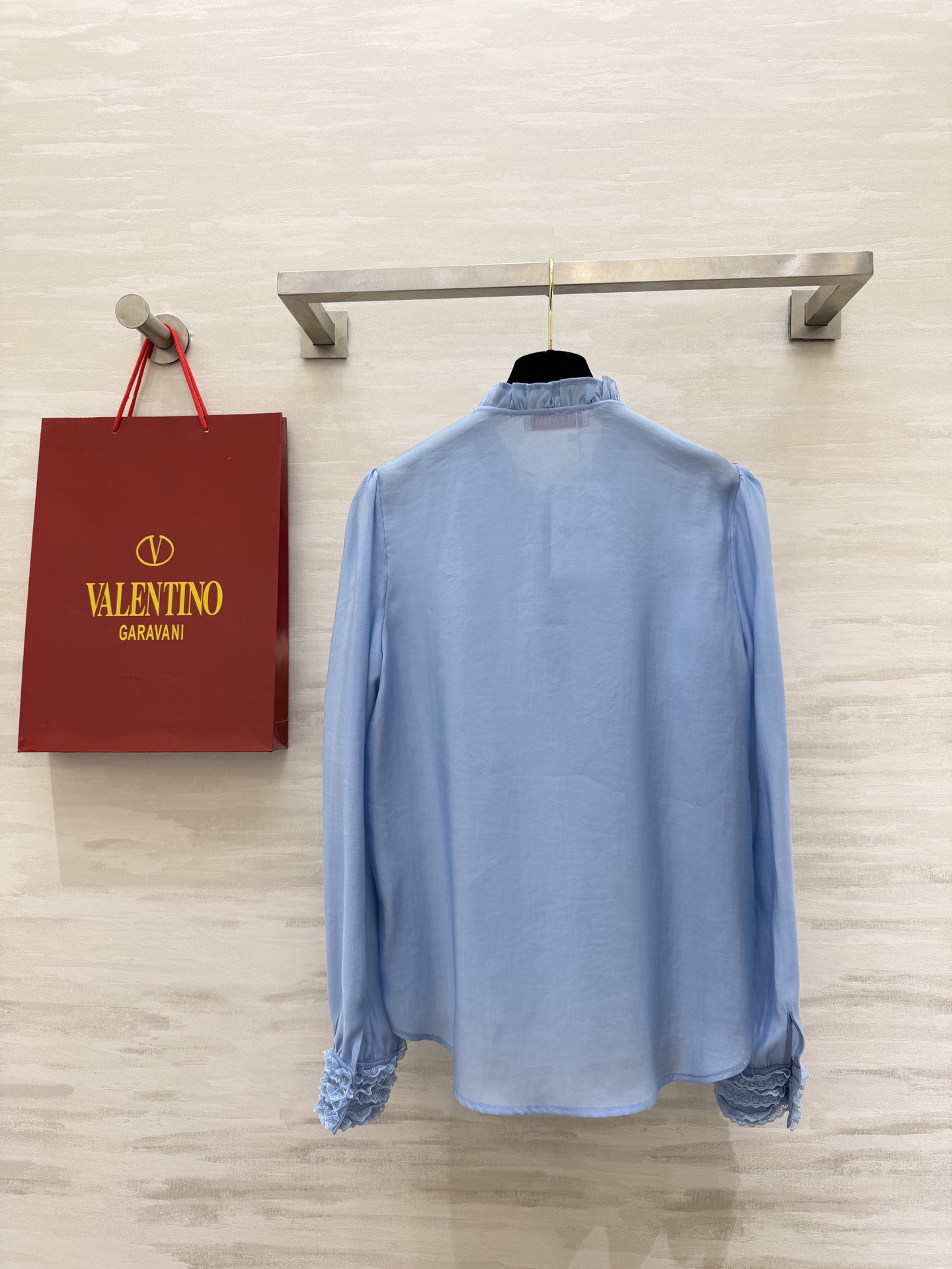 #Valentin♡²⁶春夏新款 蕾丝木耳边衬衣 温柔感满分💯 珍珠扣显贵又精致 白/蓝两色可选 白色像