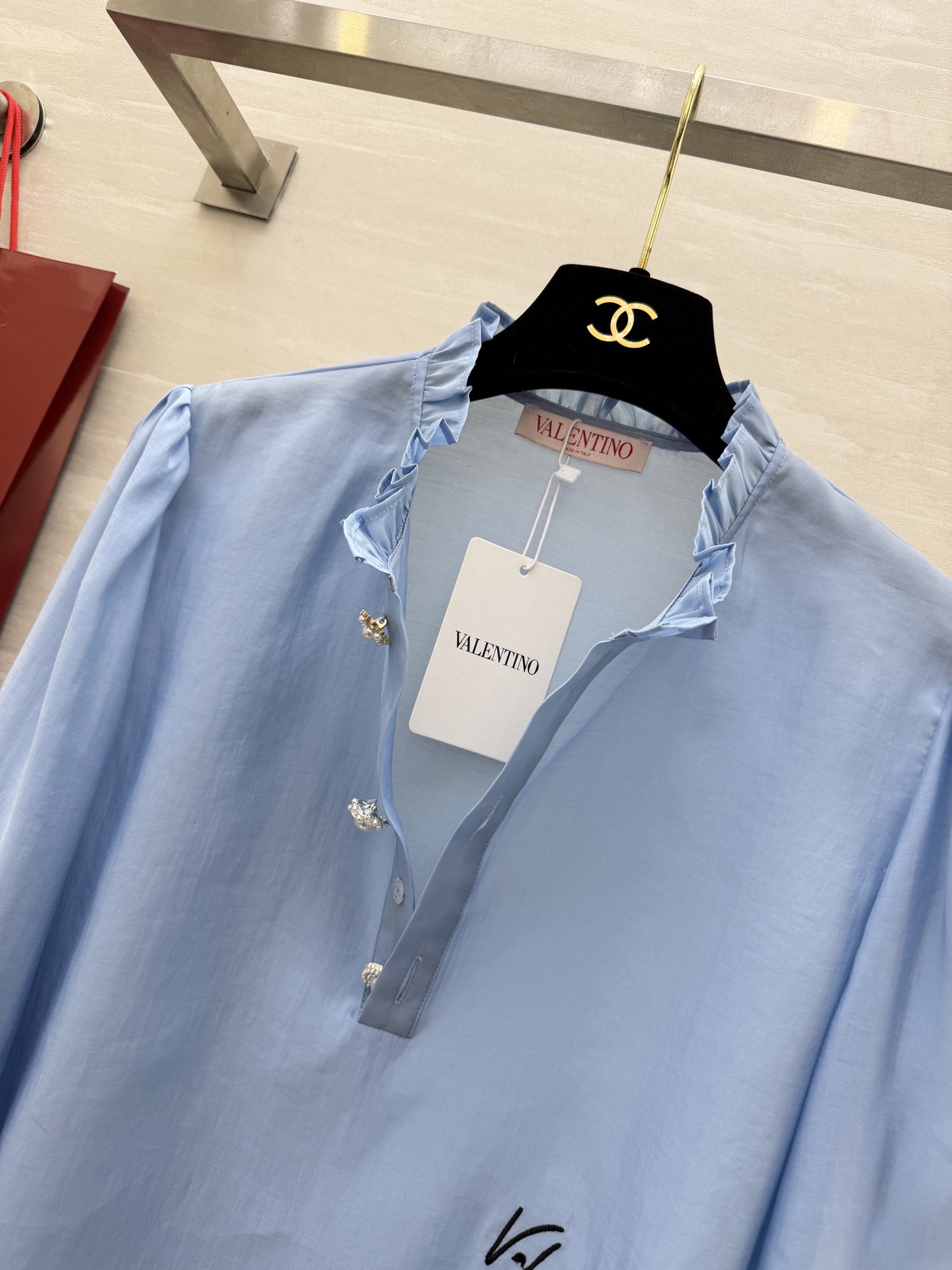 #Valentin♡²⁶春夏新款 蕾丝木耳边衬衣 温柔感满分💯 珍珠扣显贵又精致 白/蓝两色可选 白色像