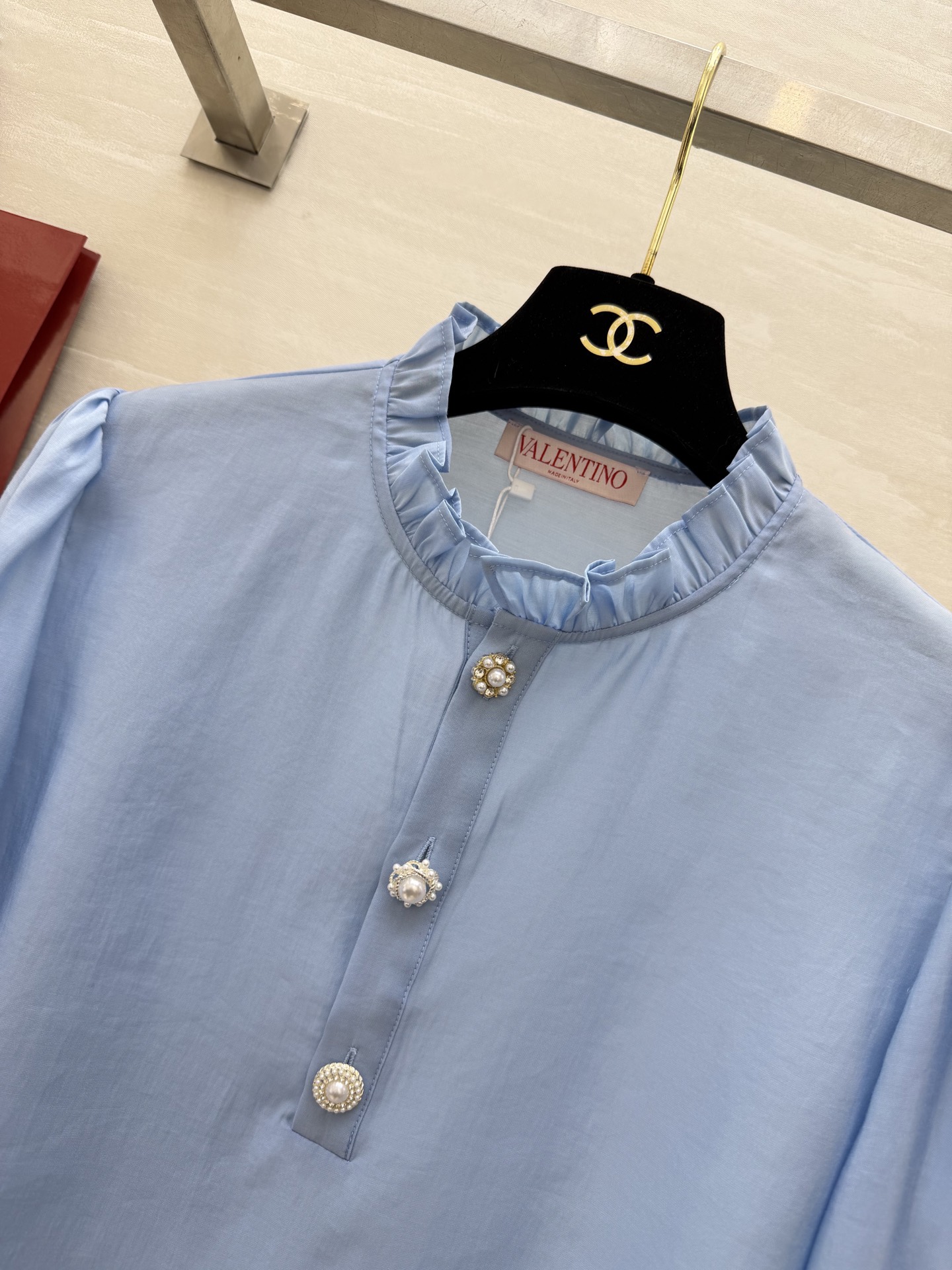 #Valentin♡²⁶春夏新款 蕾丝木耳边衬衣 温柔感满分💯 珍珠扣显贵又精致 白/蓝两色可选 白色像