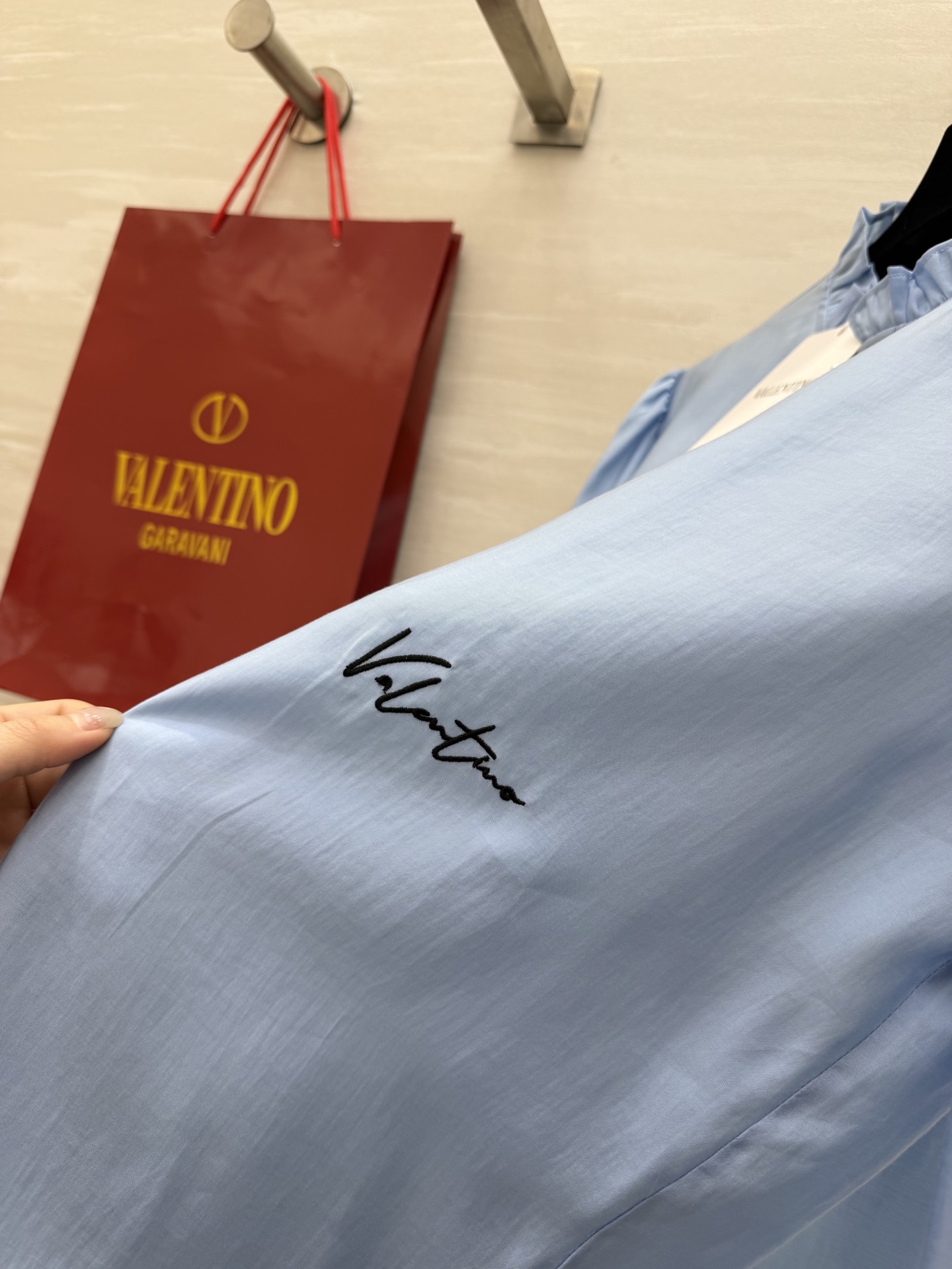 #Valentin♡²⁶春夏新款 蕾丝木耳边衬衣 温柔感满分💯 珍珠扣显贵又精致 白/蓝两色可选 白色像