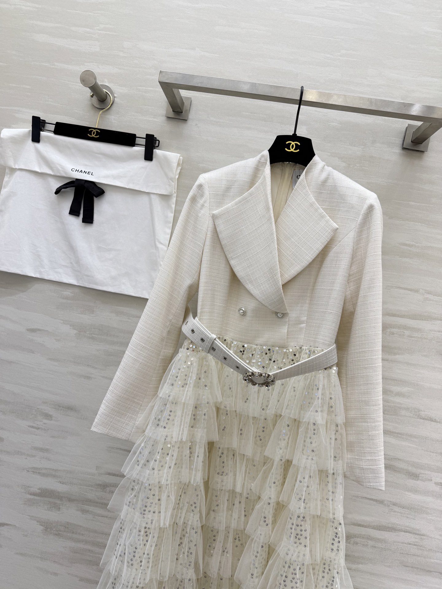 #Chane♡²⁶高奢名媛风西装纱裙 把温柔与高级穿在身上✨ 这件西装纱裙太戳我了！层层叠叠的亮片网纱裙