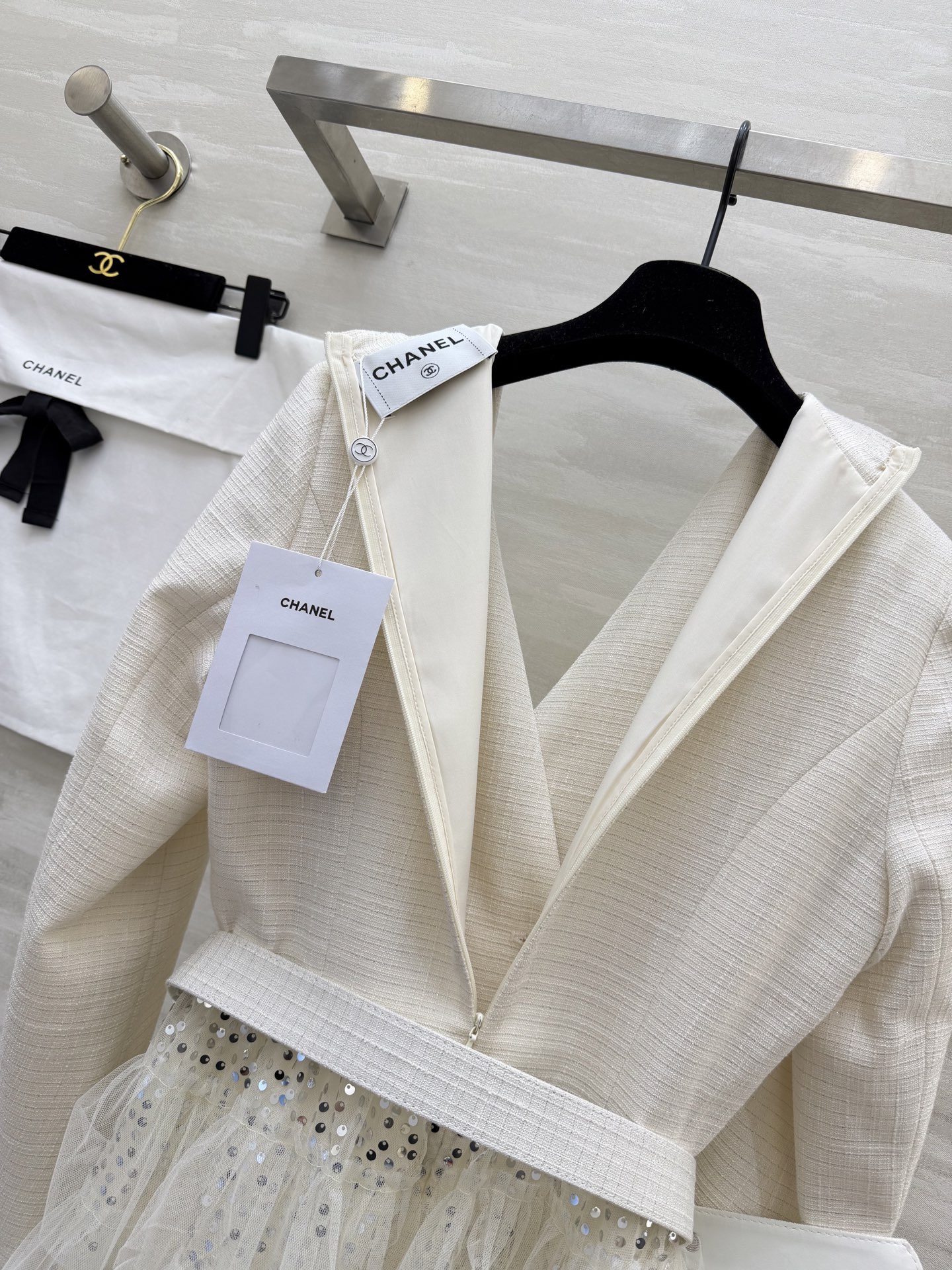 #Chane♡²⁶高奢名媛风西装纱裙 把温柔与高级穿在身上✨ 这件西装纱裙太戳我了！层层叠叠的亮片网纱裙