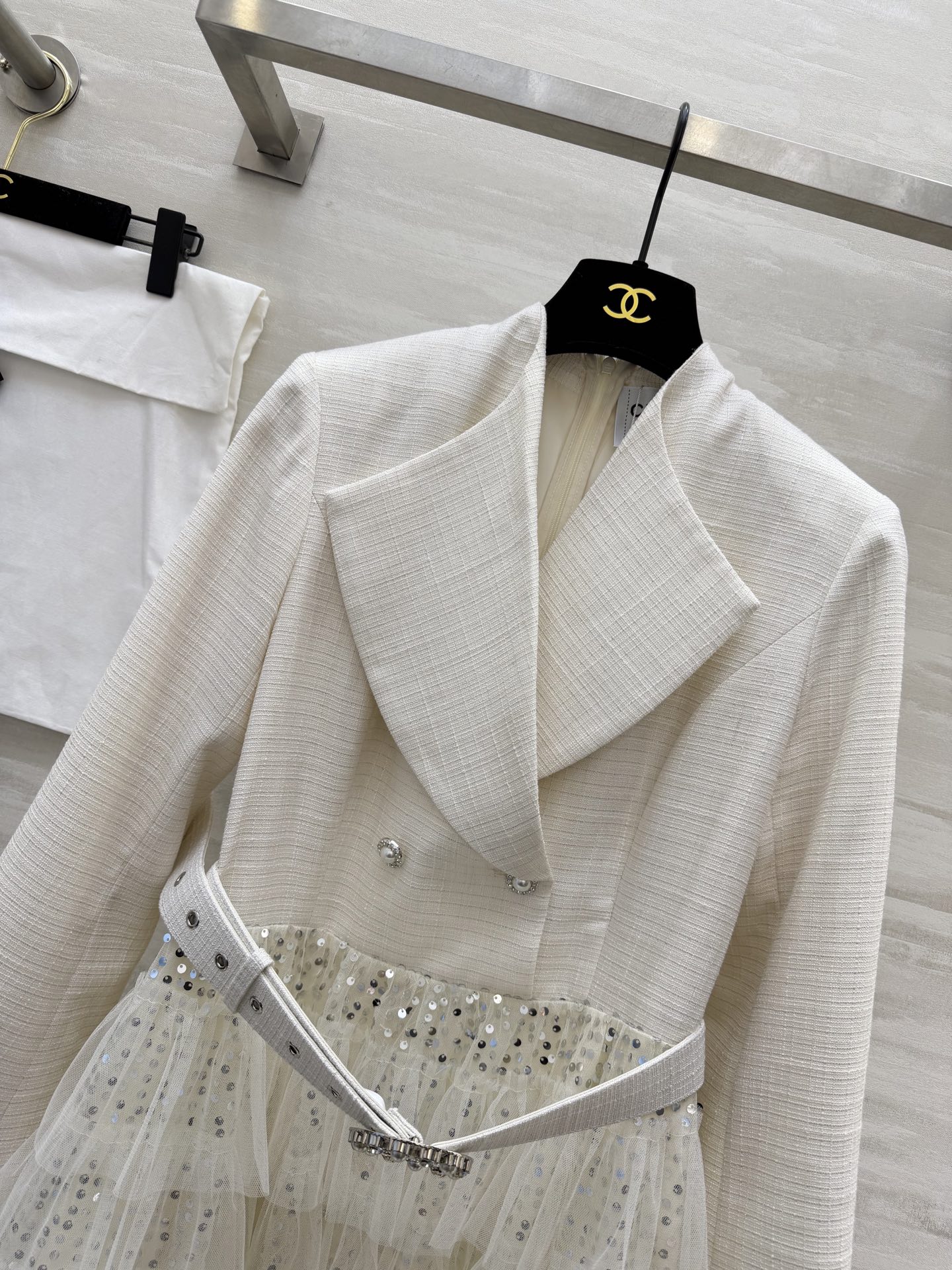 #Chane♡²⁶高奢名媛风西装纱裙 把温柔与高级穿在身上✨ 这件西装纱裙太戳我了！层层叠叠的亮片网纱裙