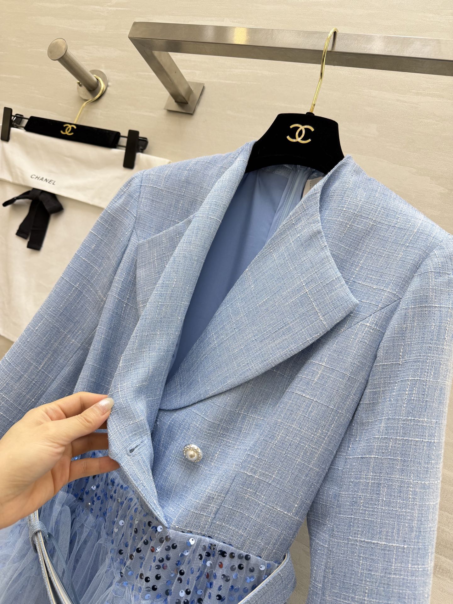 #Chane♡²⁶高奢名媛风西装纱裙 把温柔与高级穿在身上✨ 这件西装纱裙太戳我了！层层叠叠的亮片网纱裙