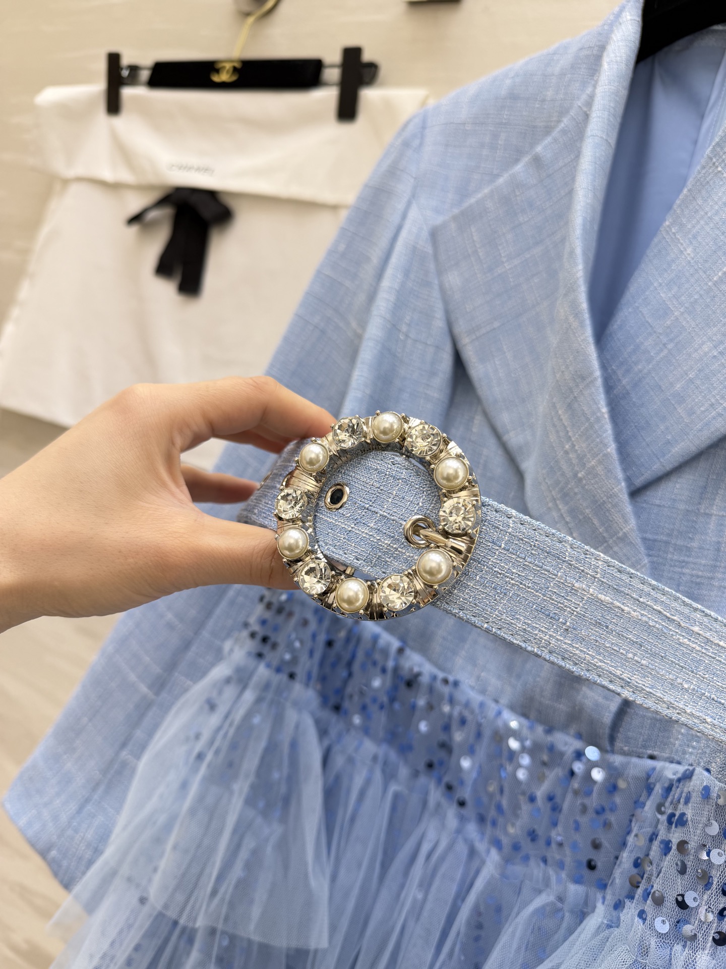 #Chane♡²⁶高奢名媛风西装纱裙 把温柔与高级穿在身上✨ 这件西装纱裙太戳我了！层层叠叠的亮片网纱裙