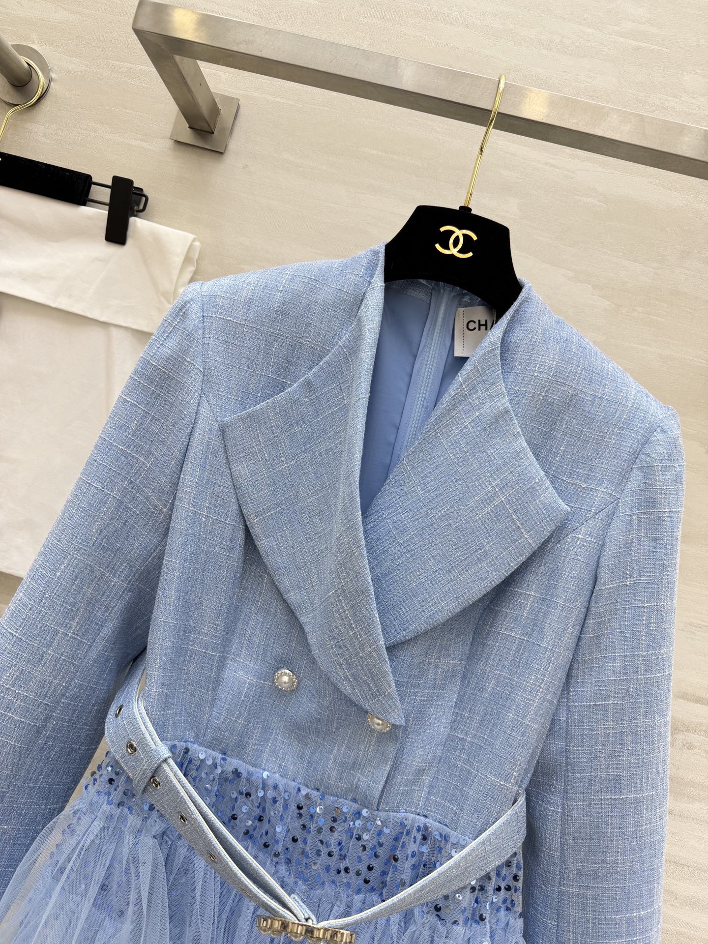 #Chane♡²⁶高奢名媛风西装纱裙 把温柔与高级穿在身上✨ 这件西装纱裙太戳我了！层层叠叠的亮片网纱裙