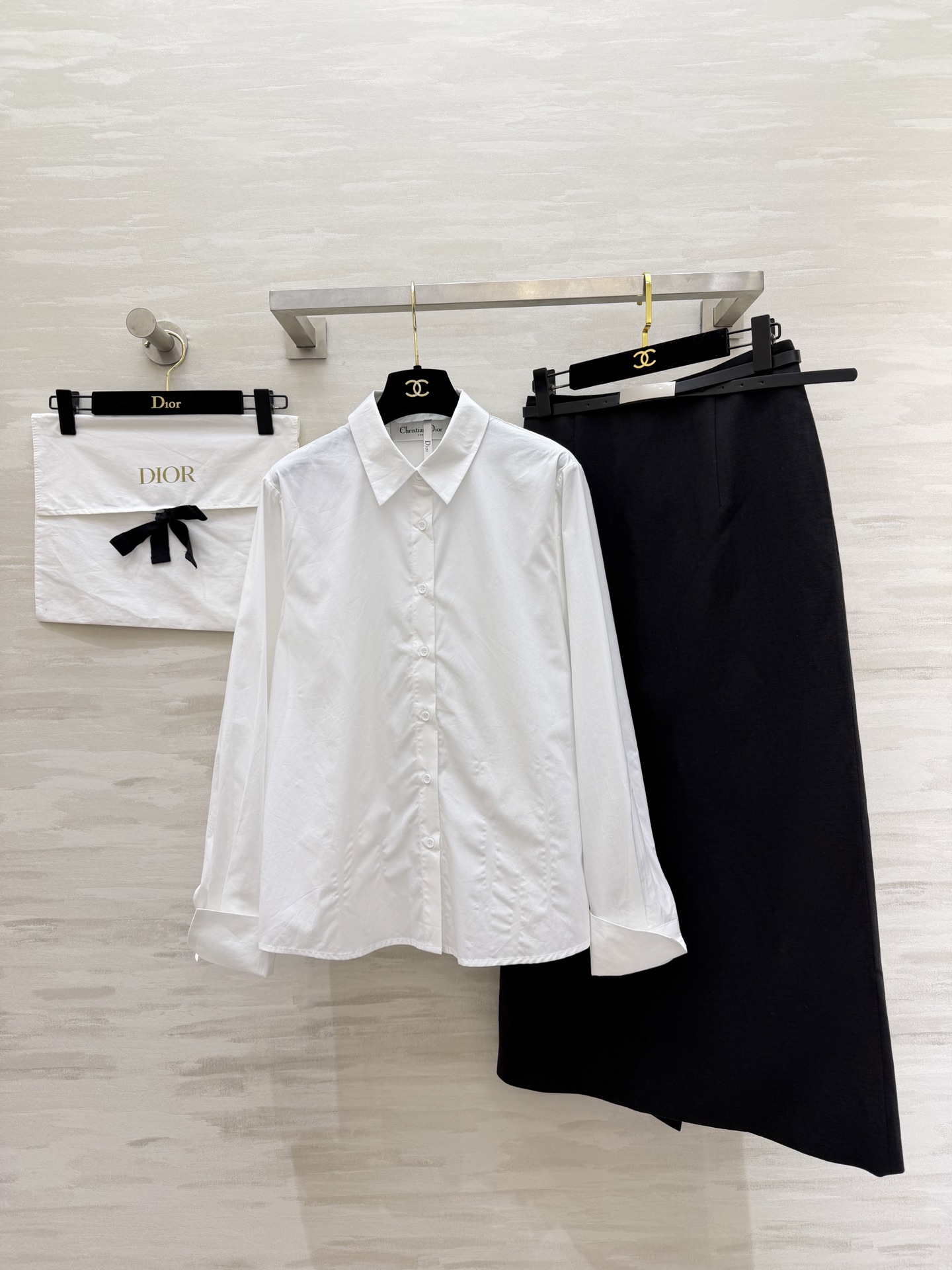 NO:723436,#DIO Spring and Summer New Style Minimalist high-end style shirt suit skirt Black and white will never go out of style Classic is confidence  High-quality customization, available in stock first size S/M/L/XL (M size shoulder width 39, bust 100, dress length 66, skirt waist 70, skirt length 88), Dior-clothing, dior, dior, skirts, shirts,19860909#DIO春夏新款 极简高级风 衬衣套装裙 黑白永不过时 经典即是底气 CD风骨的白衬衫 + 高腰黑半裙 不费力的松弛感 穿十年依旧抗打！高品质定制 现货首发sizeS/M/L/XL（M码肩宽39,胸围100,衣长66,半裙腰围70,裙长88）,迪奥-服装,dior,dior,skirts,shirts,,Women's clothing