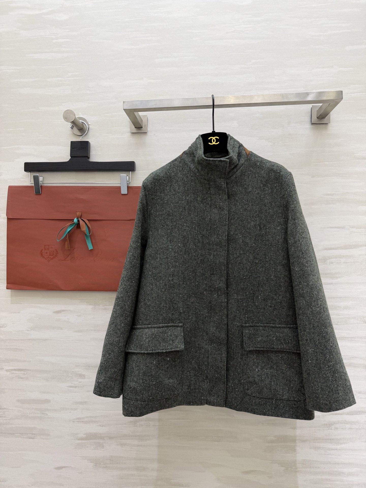 NO:723421,#Loro Pian's new early spring Voyager travel jacket. The mixed-color wool gauze texture has a sense of luxury. The stand-up collar design is neat and generous. The two large pockets are practical and perfect. The A-line version hides the body and makes you slim. It is low-key and noble. High-quality customization. Available in stock first size S/M/L (S size bust 100, length 68), women's clothing, loro piana, jackets & coats,19860909#Loro Pian早春新款 Voyager旅行外套 混色羊毛花纱肌理自带高级感 立领设计利落大方 两个大口袋实用满分 A字版型藏肉显瘦 低调显贵气 高品质定制 现货首发sizeS/M/L（s码胸围100,衣长68）,女装,loro piana,jackets & coats,,Women's clothing