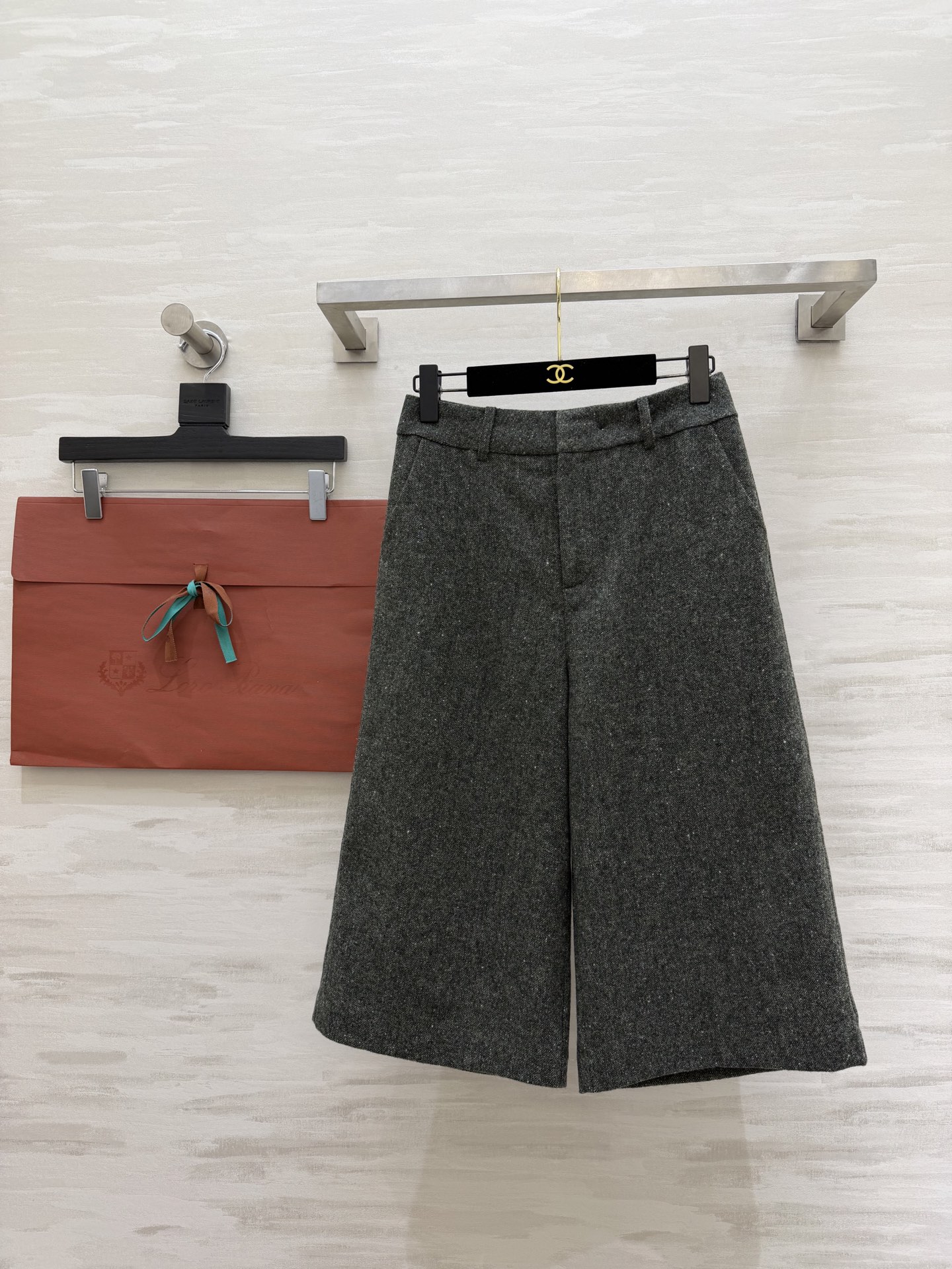 NO:723411,#Loro Pian new style for early spring, old-money style wide-leg straight pants, mixed-color wool gauze texture with a sense of luxury, three-dimensional tailoring of the pants, neat and elegant, low-key and noble, high-quality customization, available in stock first size S/M/L (S size waist 68, length 68), women's clothing, loro piana,19860909#Loro Pian早春新款 老钱风阔腿直筒裤 混色羊毛花纱肌理自带高级感 立体剪裁裤型利落大方 低调显贵气 高品质定制 现货首发sizeS/M/L（s码腰围68,衣长68）,女装,loro piana,,Women's clothing