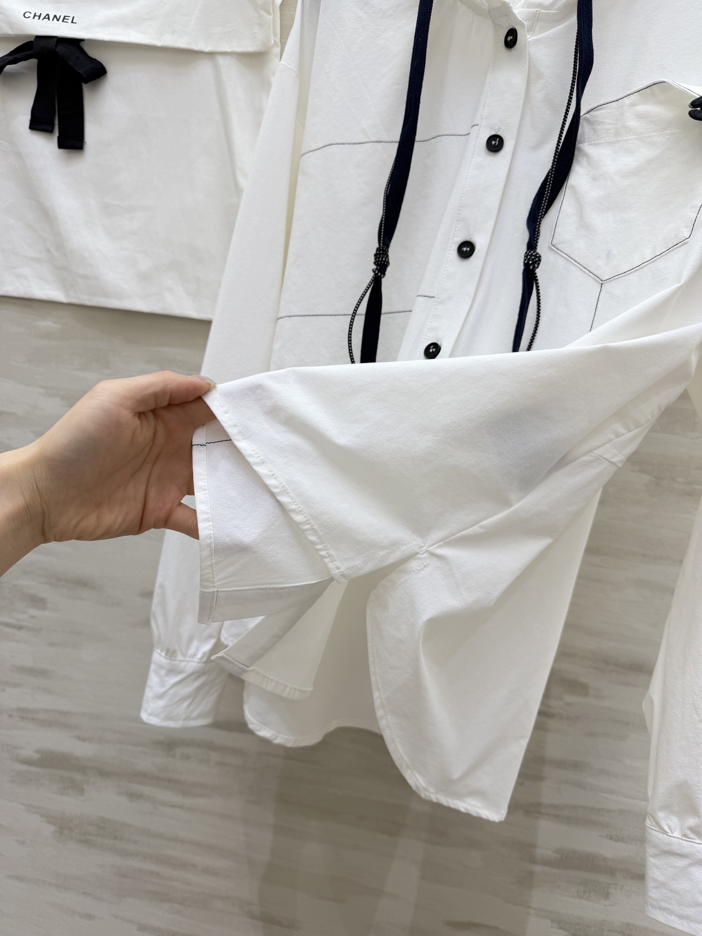 #CHANE♡²⁶早春限定✨连帽衬衫 黑白双色可选 经典双C细节藏满精致感 休闲通勤都能hold住 高级