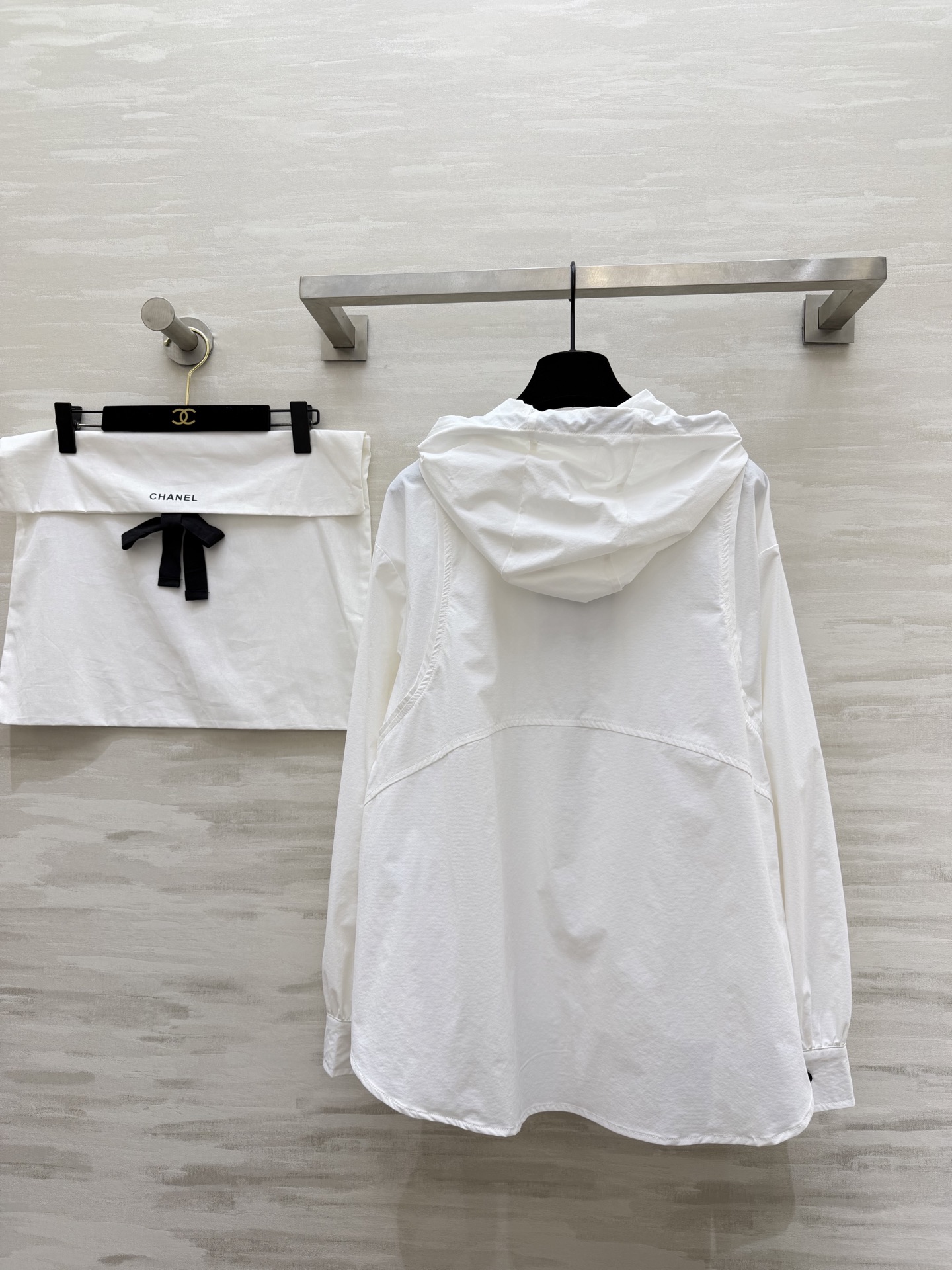 #CHANE♡²⁶早春限定✨连帽衬衫 黑白双色可选 经典双C细节藏满精致感 休闲通勤都能hold住 高级