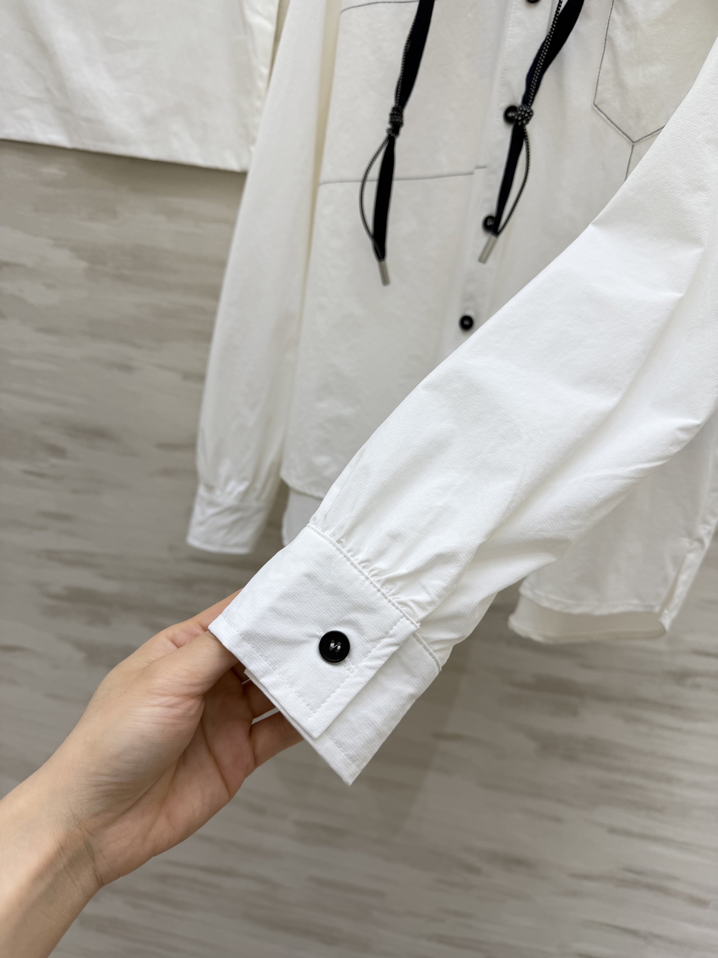 #CHANE♡²⁶早春限定✨连帽衬衫 黑白双色可选 经典双C细节藏满精致感 休闲通勤都能hold住 高级